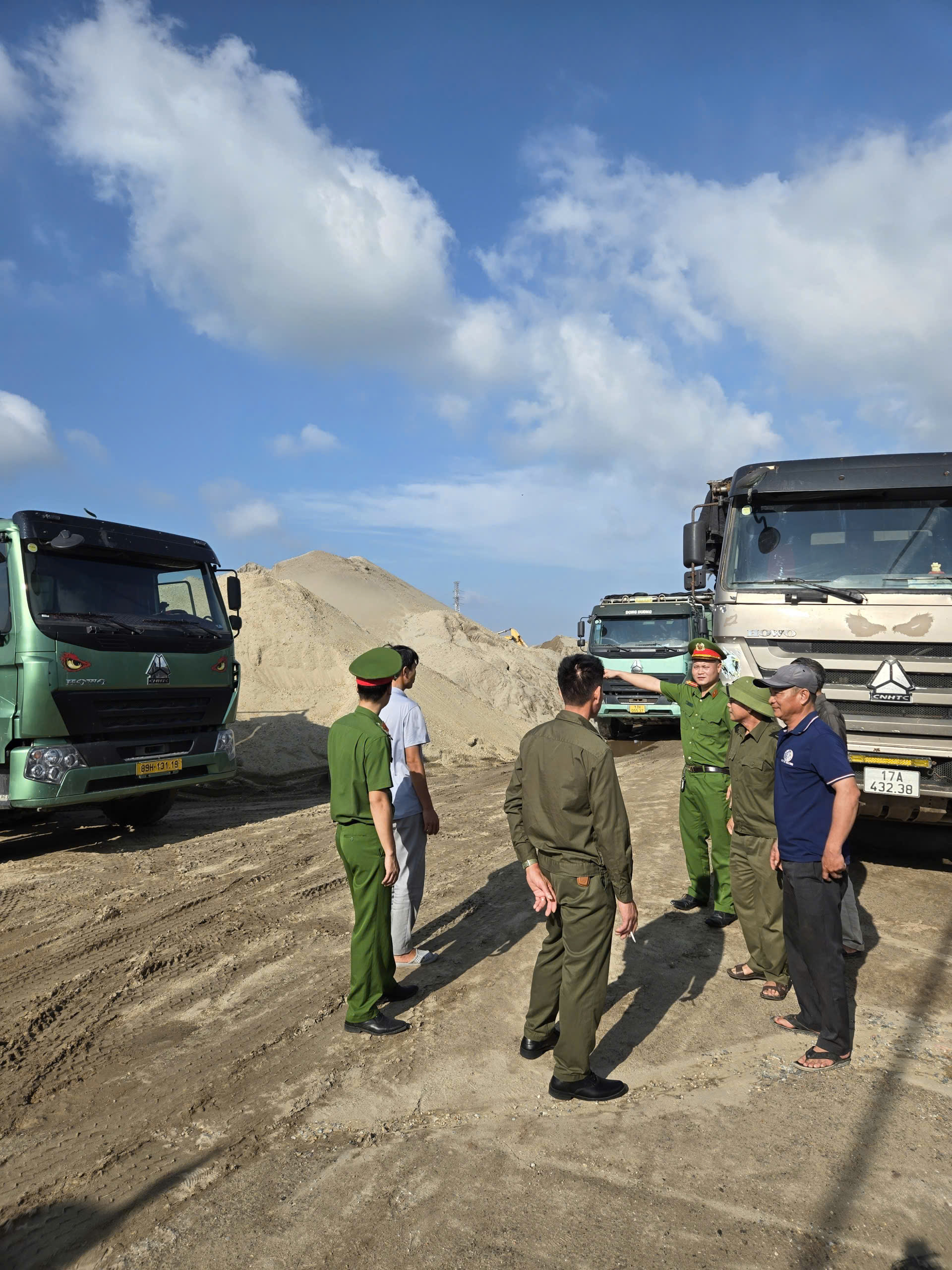 Công an xã Nam Thái Ninh tăng cường kiểm tra, phòng ngừa nguy cơ mất an toàn tại các cảng, bến bãi ven sông Trà Lý