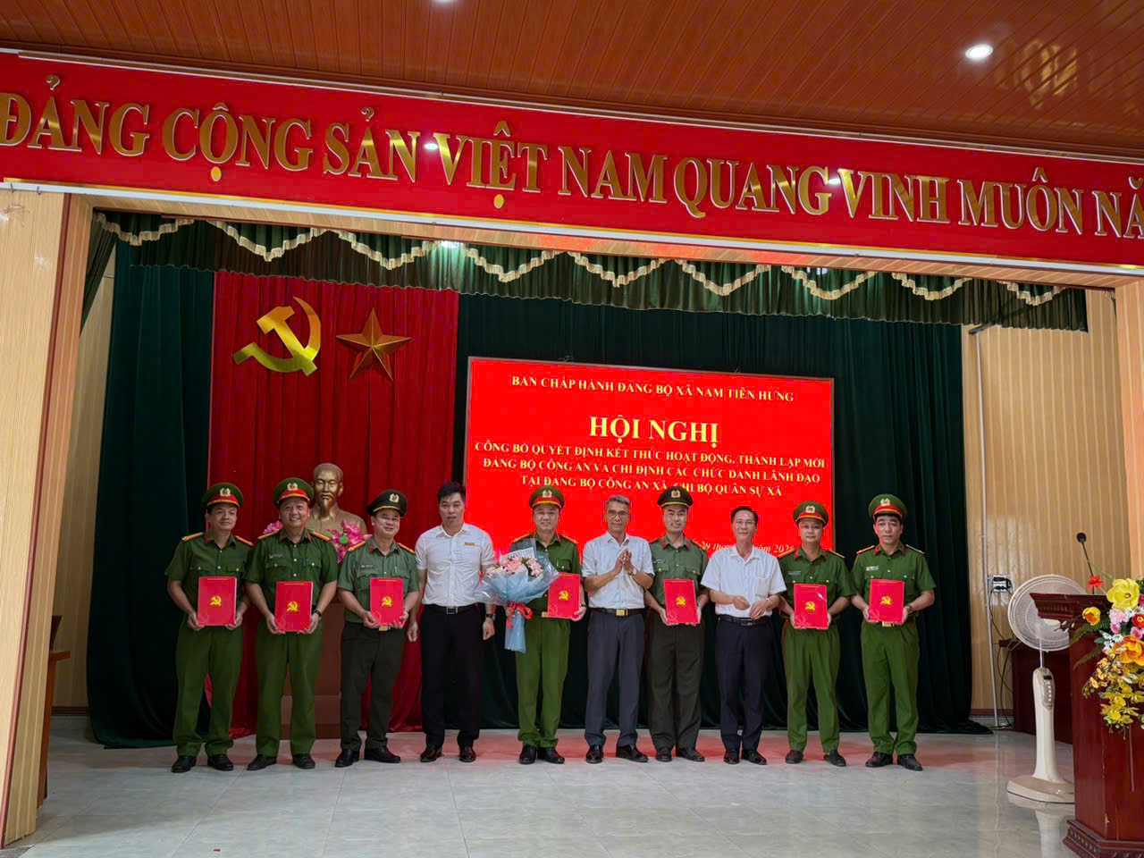 Công an xã Nam Tiên Hưng tham dự hội nghị công bố quyết định kết thúc hoạt động Chi bộ công an xã, thành lập Đảng bộ Công an xã Nam Tiên Hưng