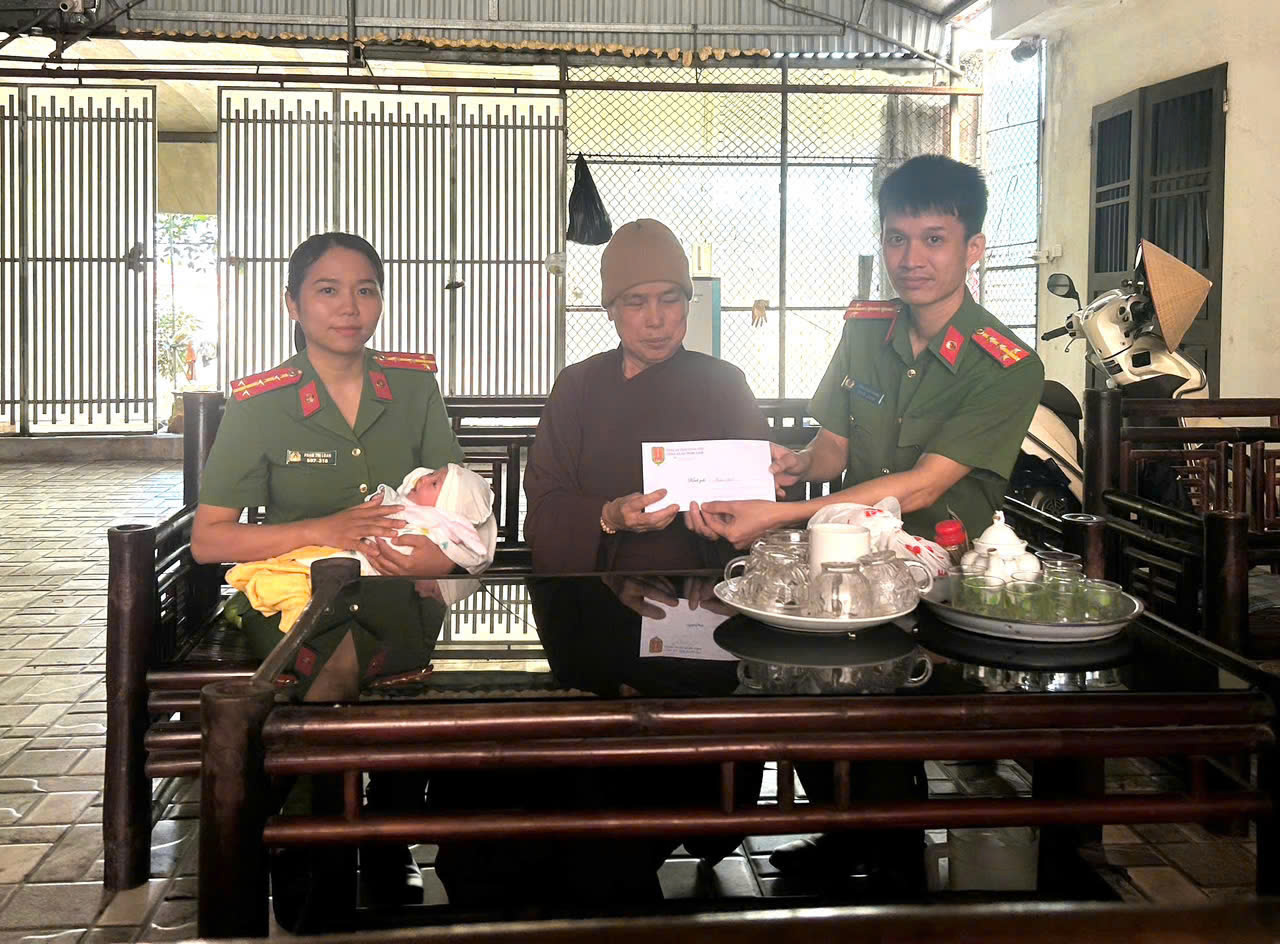 Công an xã Ngọc Lâm tiếp nhận, xác minh vụ việc trẻ sơ sinh bị bỏ rơi