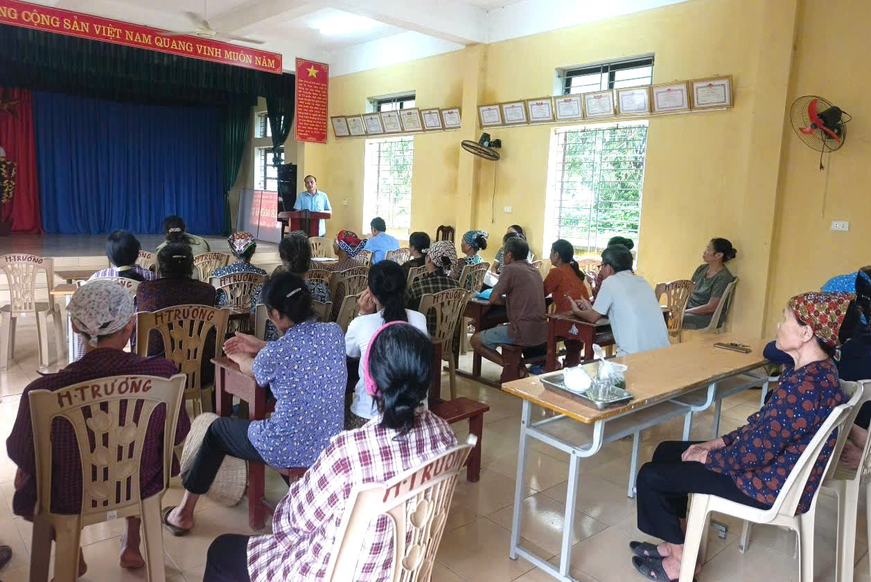 Công an xã Ngọc Lâm đẩy mạnh tích hợp tài khoản an sinh xã hội trên ứng dụng VNeID cho người dân.