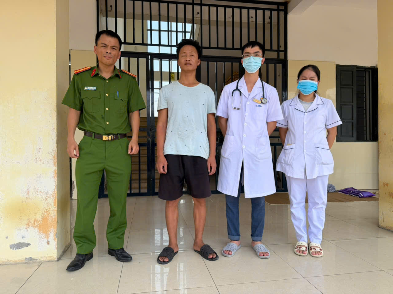 Công an xã Ngọc Lâm kịp thời đưa người có biểu hiện loạn thần đi cơ sở y tế điều trị