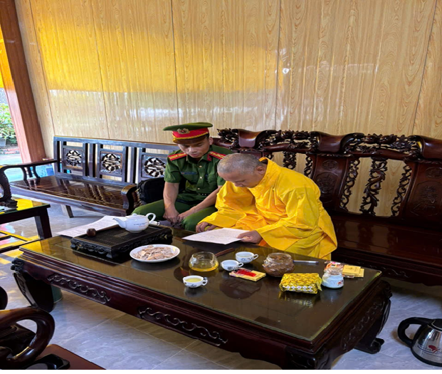 Công an xã Ngọc Lâm tuyên truyền, ký cam kết tại các cơ sở tôn giáo trên địa bàn về phóng sinh đúng quy định pháp luật, bảo vệ môi trường và đa dạng sinh học