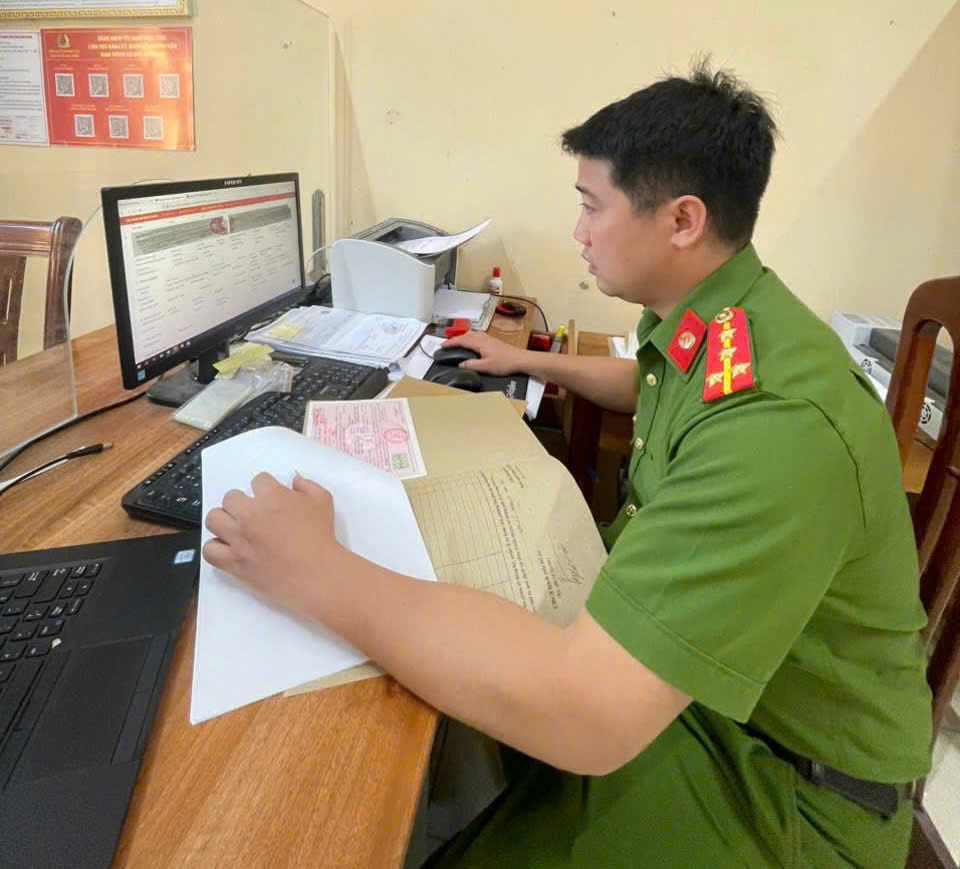 Công an xã Ngự Thiên đẩy mạnh rà soát, làm sạch dữ liệu đăng ký, quản lý phương tiện giao thông