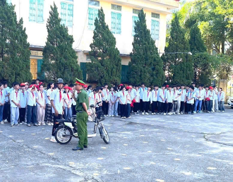 Công an xã Ngự Thiên đẩy mạnh tuyên truyền, giáo dục an toàn giao thông trong trường học