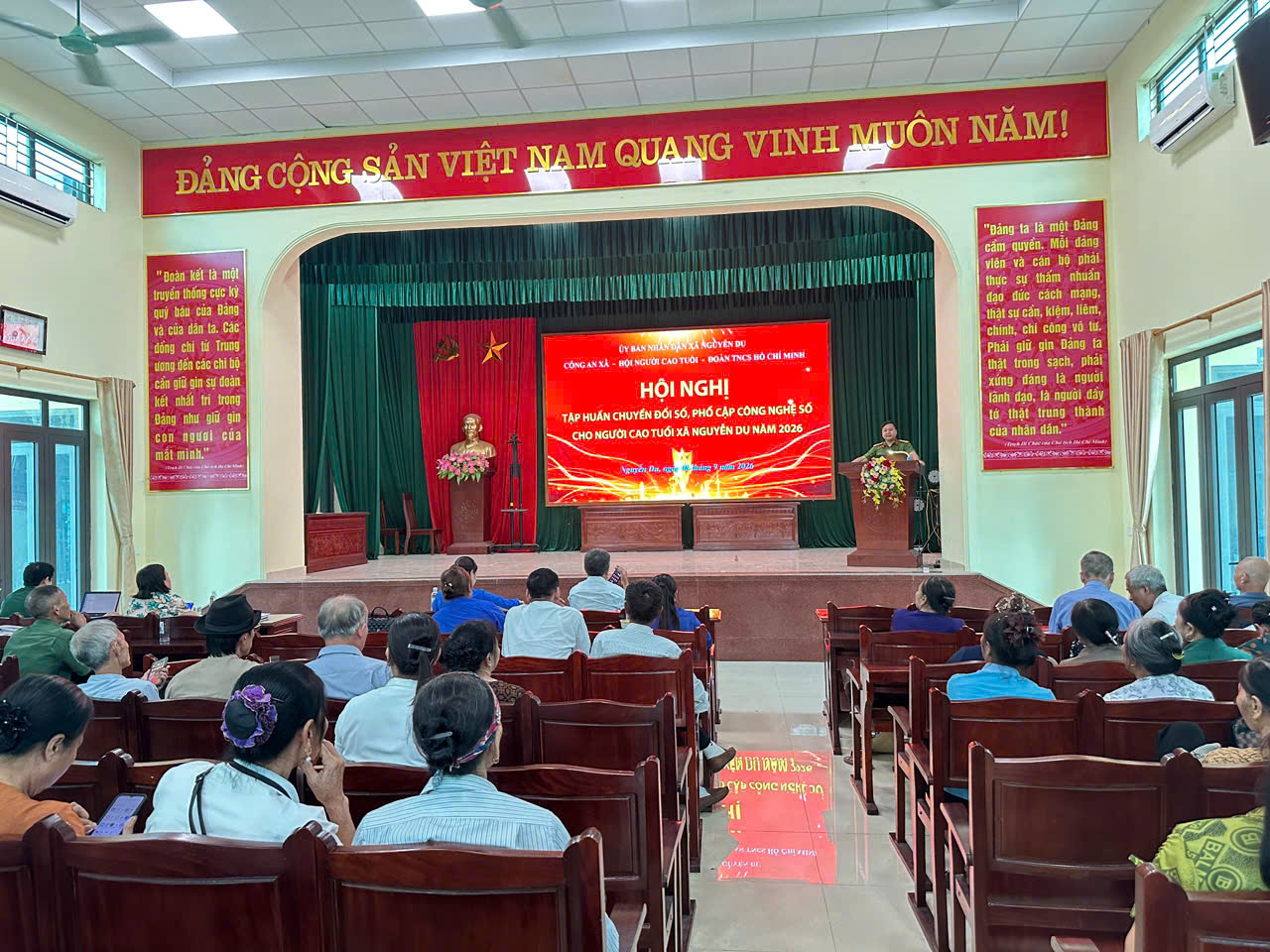 Công an xã Nguyễn Du phối hợp tổ chức Hội nghị tập huấn chuyển đổi số, phổ cập công nghệ số cho người cao tuổi