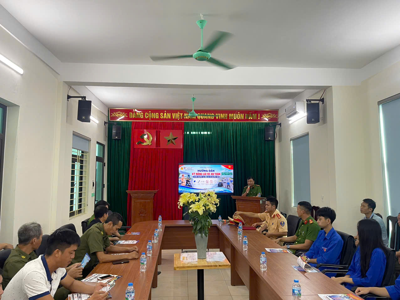 Công an xã Nguyễn Trãi tuyên truyền, hướng dẫn kỹ năng lái xe an toàn cho người dân