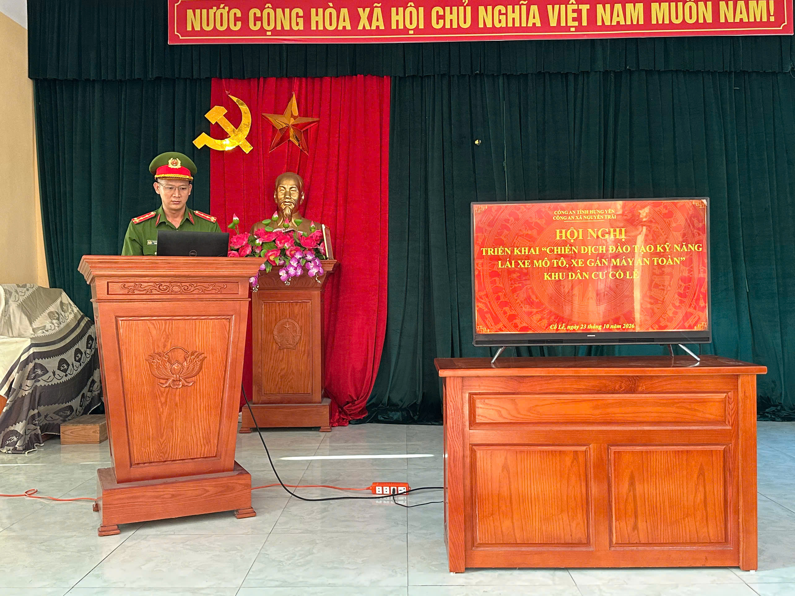 Công an xã Nguyễn Trãi tuyên truyền, hướng dẫn kỹ năng lái xe mô tô, xe gắn máy an toàn tại khu dân cư Cổ Lễ