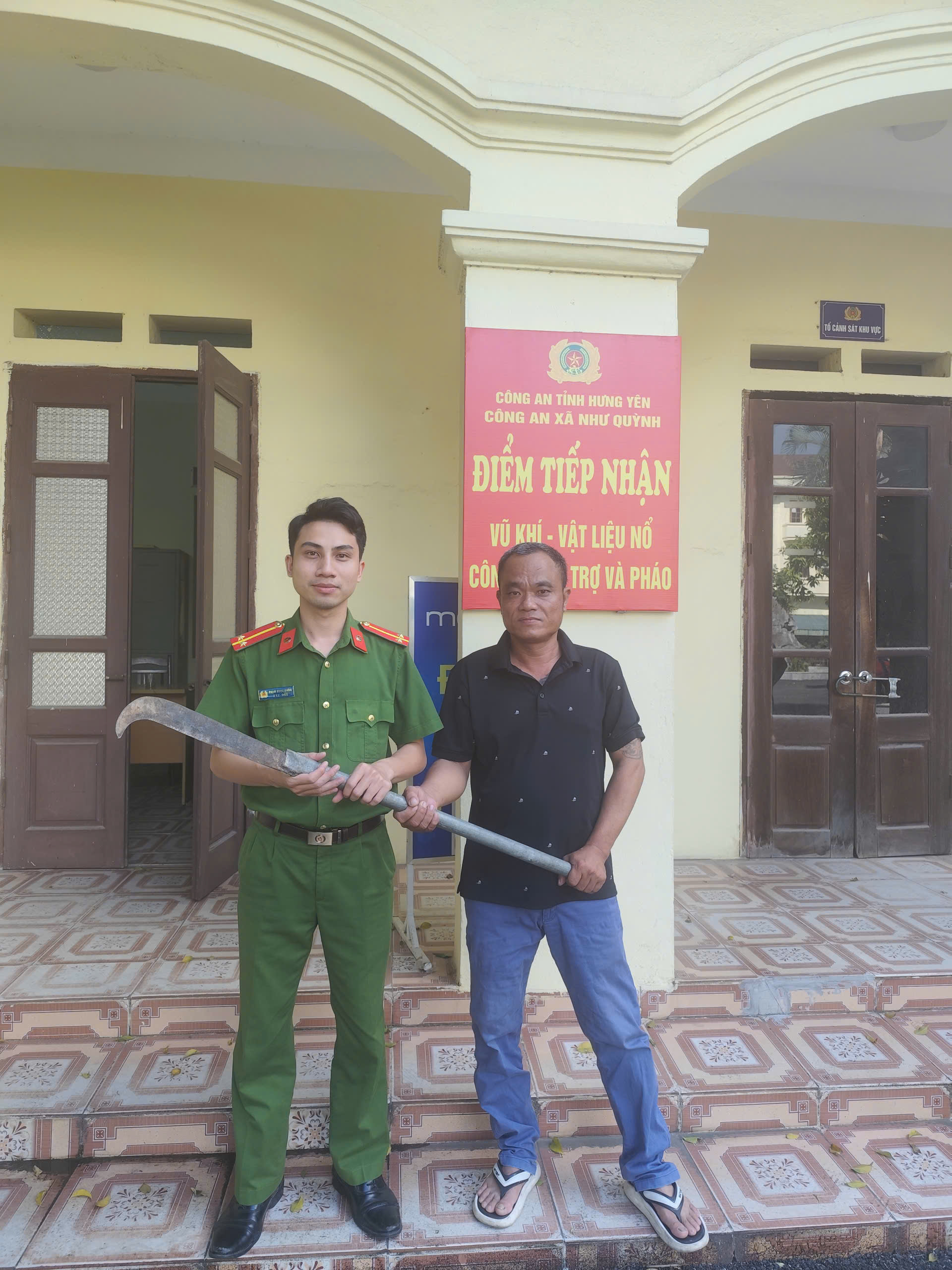 Công an xã Như Quỳnh tiếp nhận vũ khí do người dân giao nộp, góp phần bảo đảm an ninh, trật tự tại cơ sở