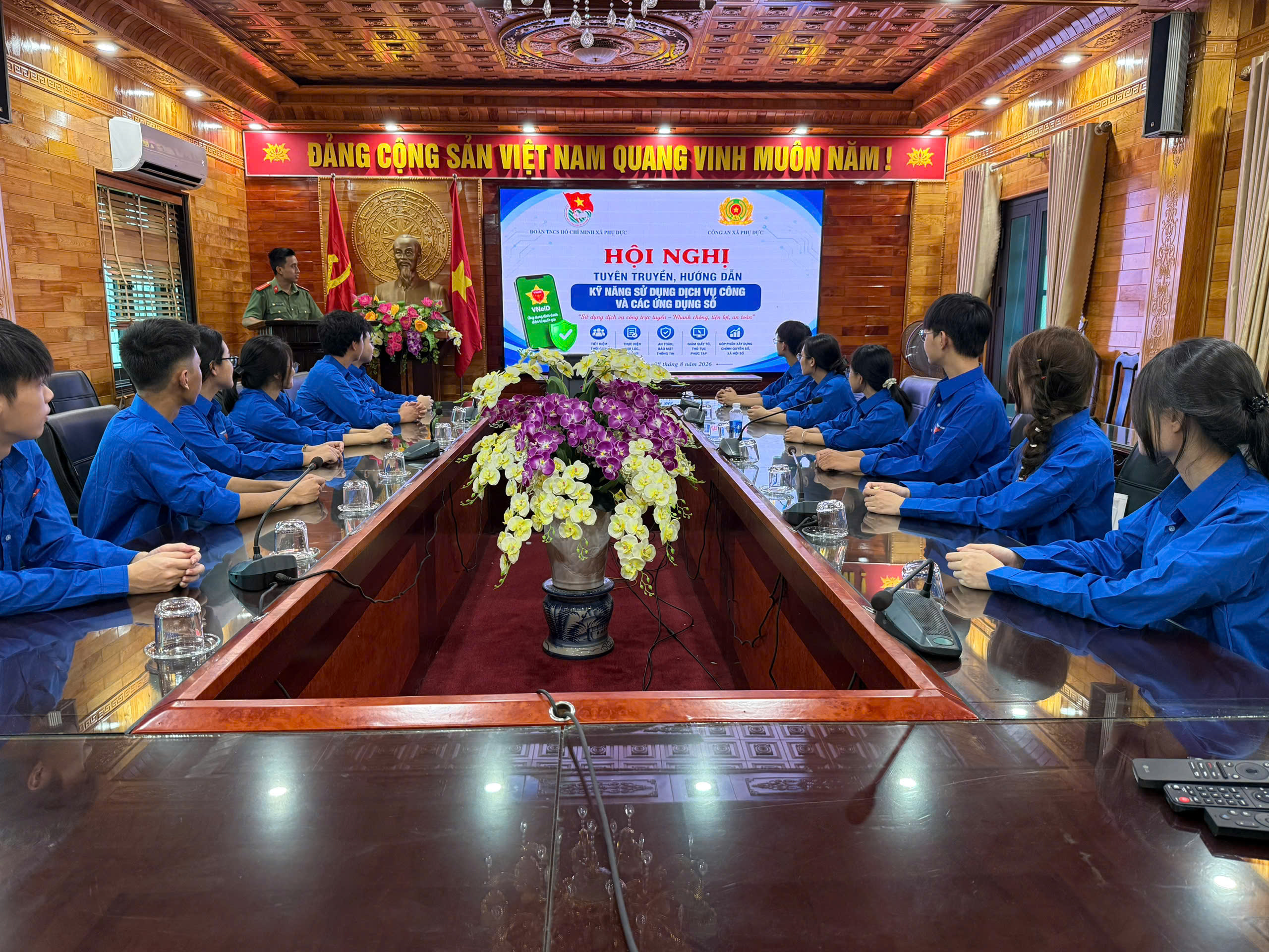 Công an xã Phụ Dực tuyên truyền, hướng dẫn kỹ năng sử dụng dịch vụ công và các ứng dụng số