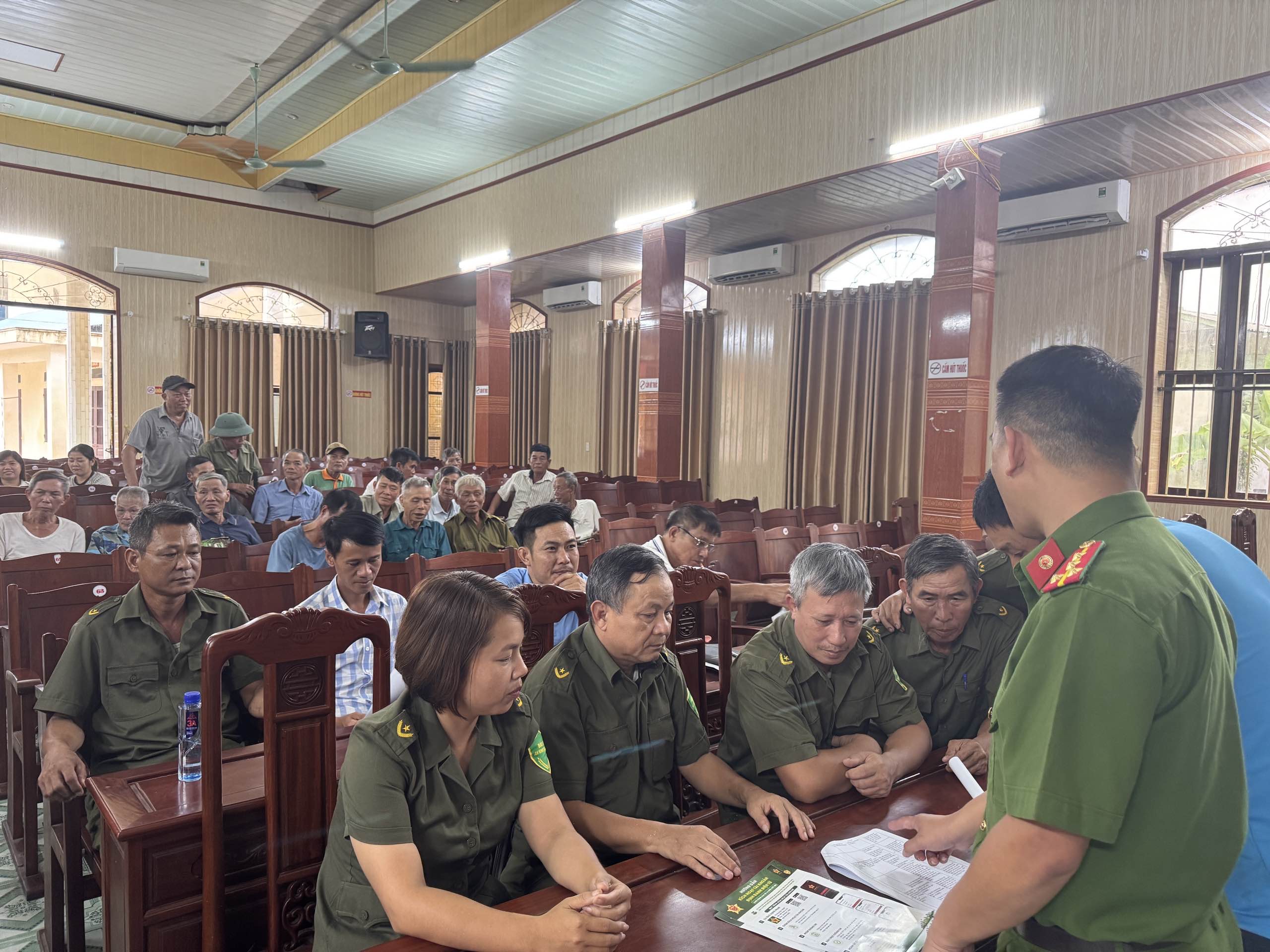 Công an xã Phụ Dực đẩy mạnh tuyên truyền, hỗ trợ người dân hưởng miễn giảm lệ phí căn cứ Nghị quyết 66.22/2026/NQ-CP của Chính Phủ