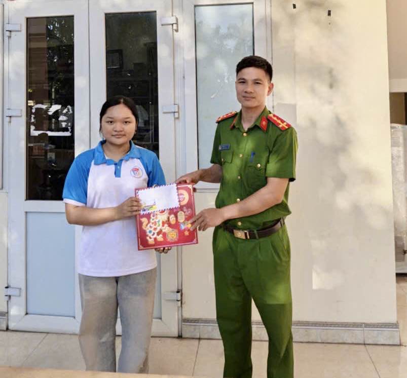 Chi đoàn Công an xã Phụ Dực trao quà Tết Trung thu cho học sinh trên địa bàn