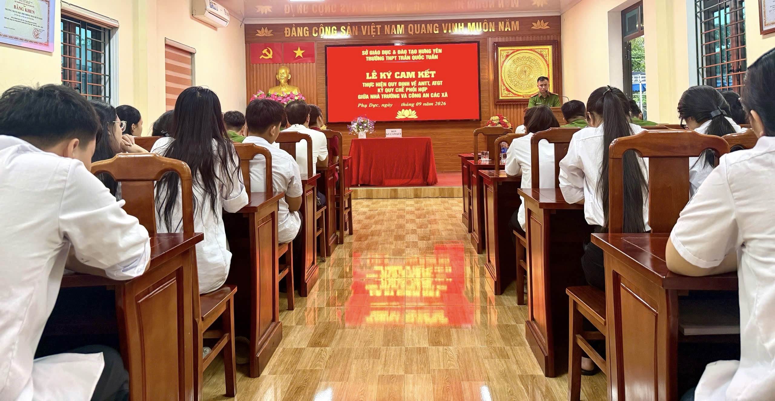 Công an xã Phụ Dực tuyên truyền kiến thức pháp luật về trật tự an toàn giao thông và an ninh mạng tại Trường THPT Trần Quốc Tuấn