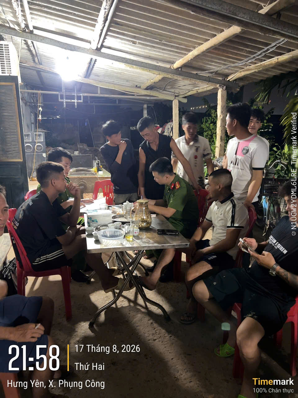 Công an xã Phụng Công kiểm tra lưu trú, test ma túy công nhân thi công dự án Aluvia City