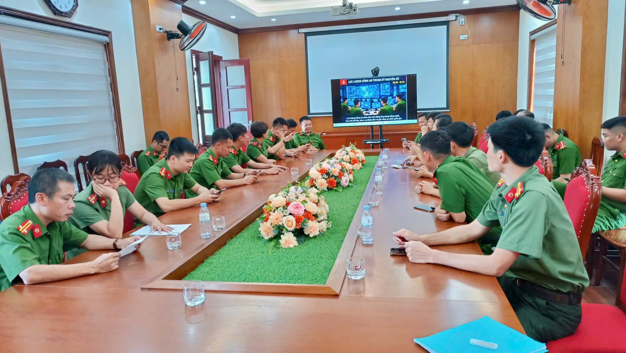Công an xã Phụng Công đẩy mạnh phong trào “Bình dân học vụ số”