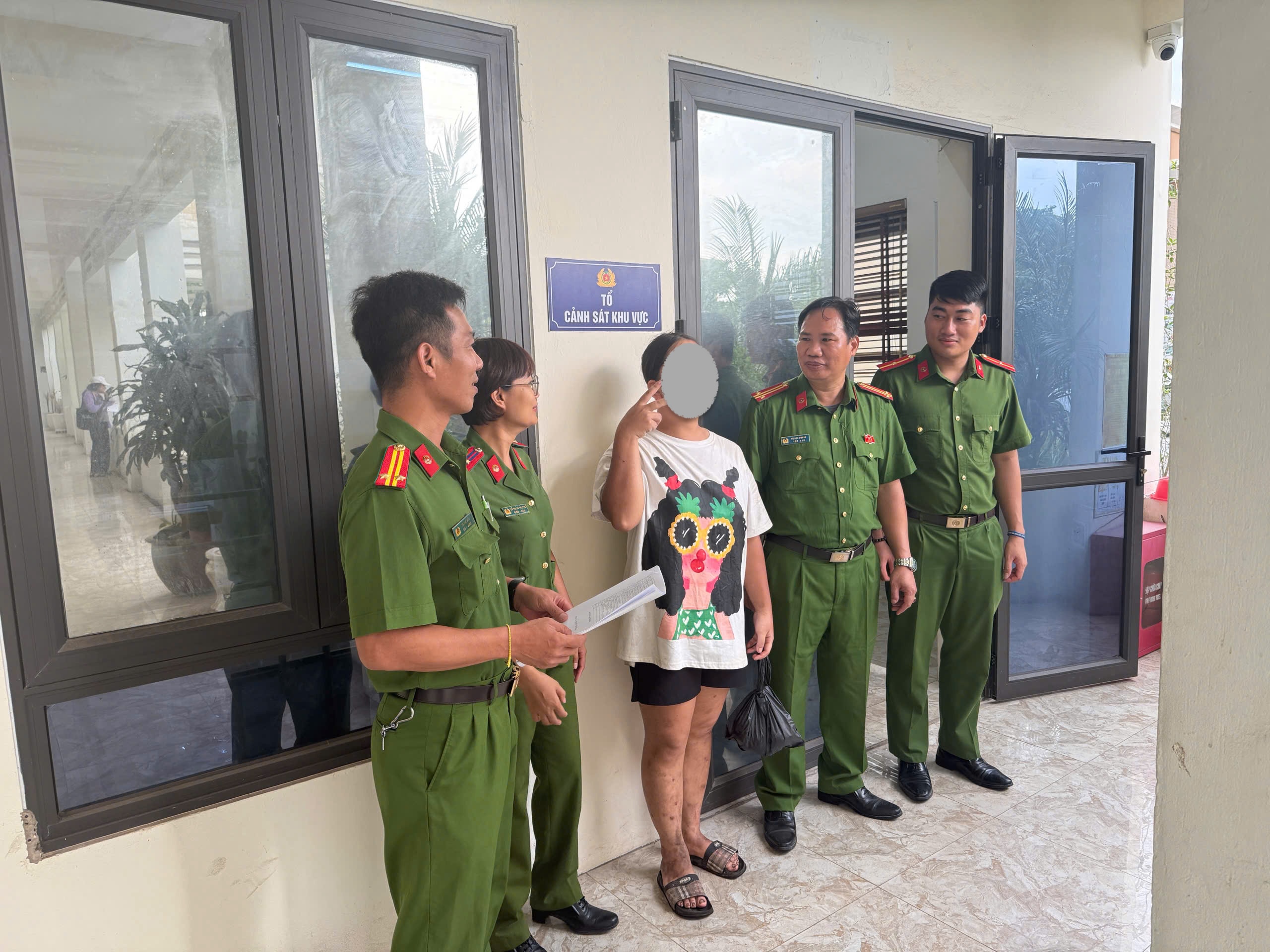 Công an xã Phụng Công kịp thời hỗ trợ người phụ nữ có biểu hiện bất thường về tâm lý trở về với gia đình