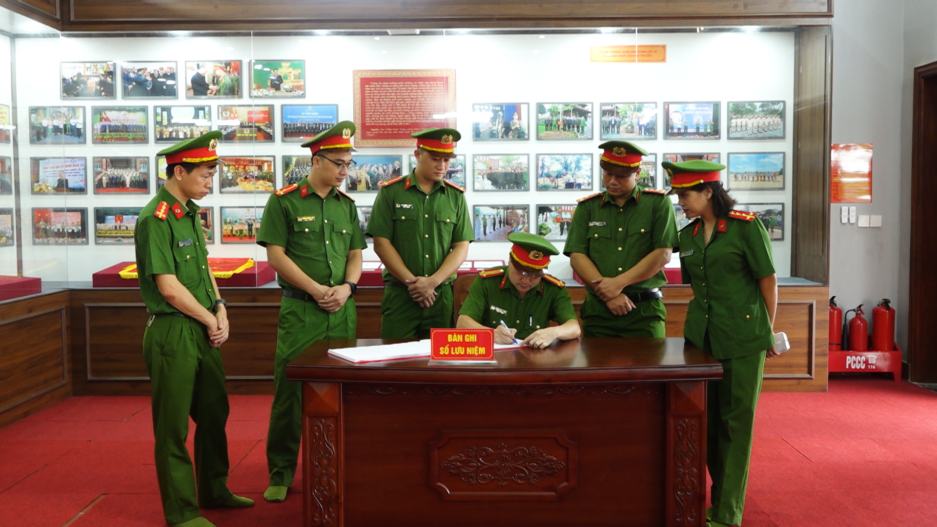 Công an xã Quỳnh An dâng hương tưởng niệm Anh hùng Liệt sĩ Công an nhân dân Bùi Thị Cúc