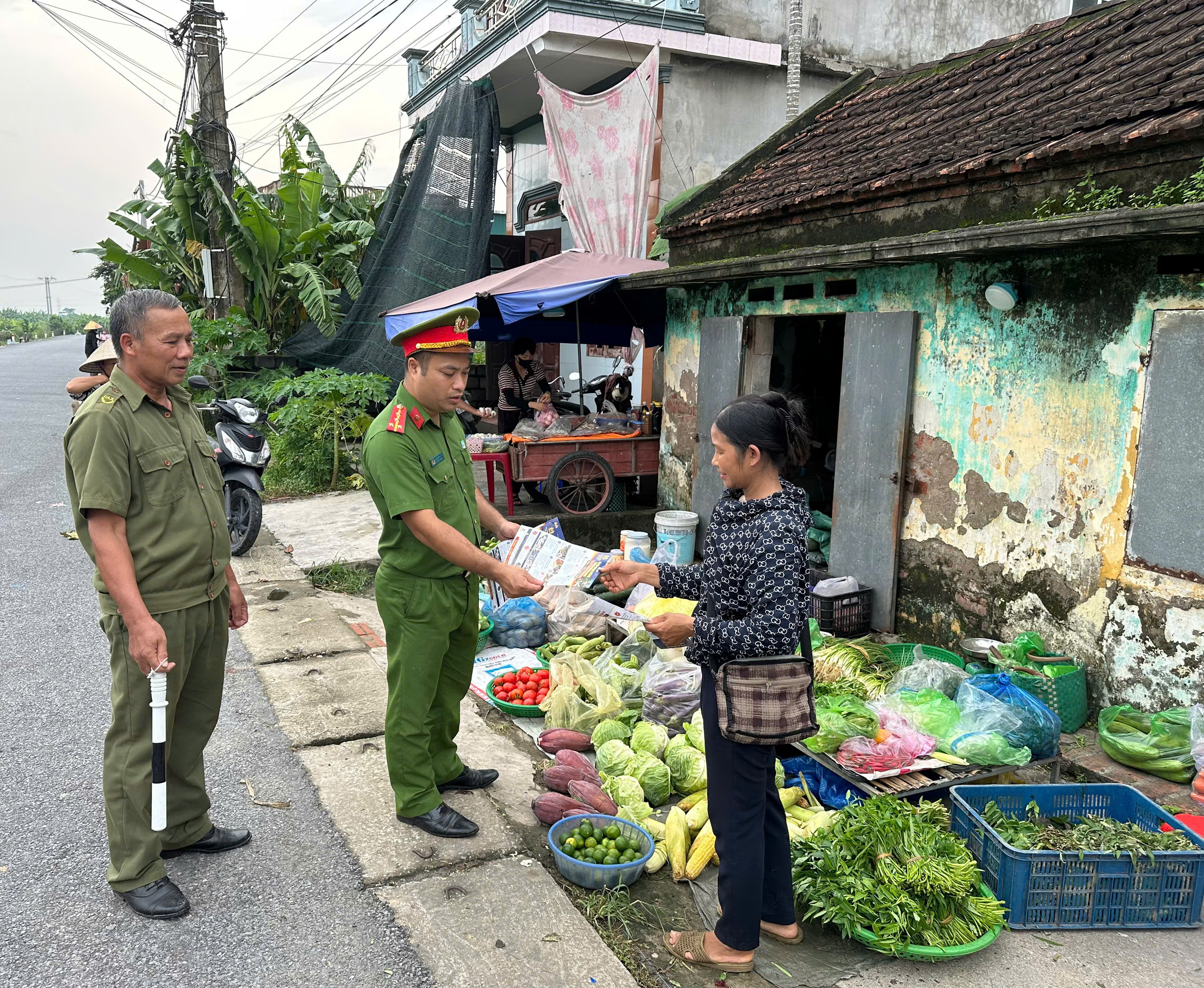 Công an xã Quỳnh An đẩy mạnh công tác tuyên truyền, vận động Nhân dân chấp hành quy định về trật tự công cộng, trật tự an toàn giao thông