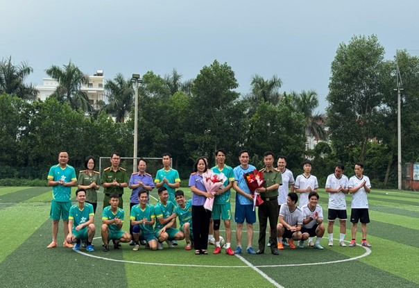Thắt chặt tình đoàn kết liên ngành: Công an xã Quỳnh Phụ tổ chức giao lưu bóng đá chào mừng 81 năm Ngày truyền thống lực lượng Công an nhân dân