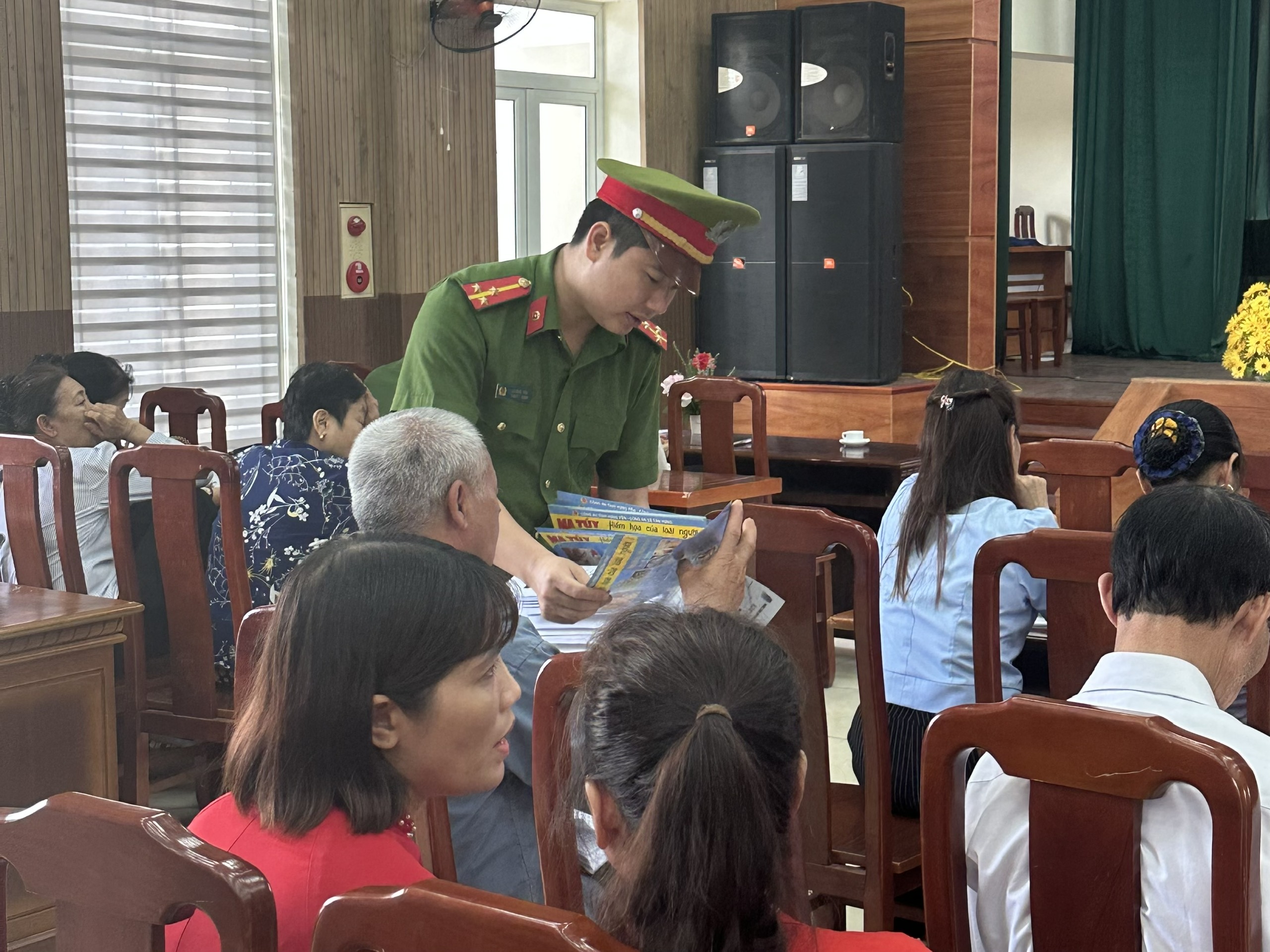 Công an xã Tân Hưng phối hợp Hội liên hiệp phụ nữ Việt Nam xã Tân Hưng  tổ chức Hội nghị tuyên truyền phòng ngừa tội phạm lừa đảo chiếm đoạt tài sản trên không gian mạng