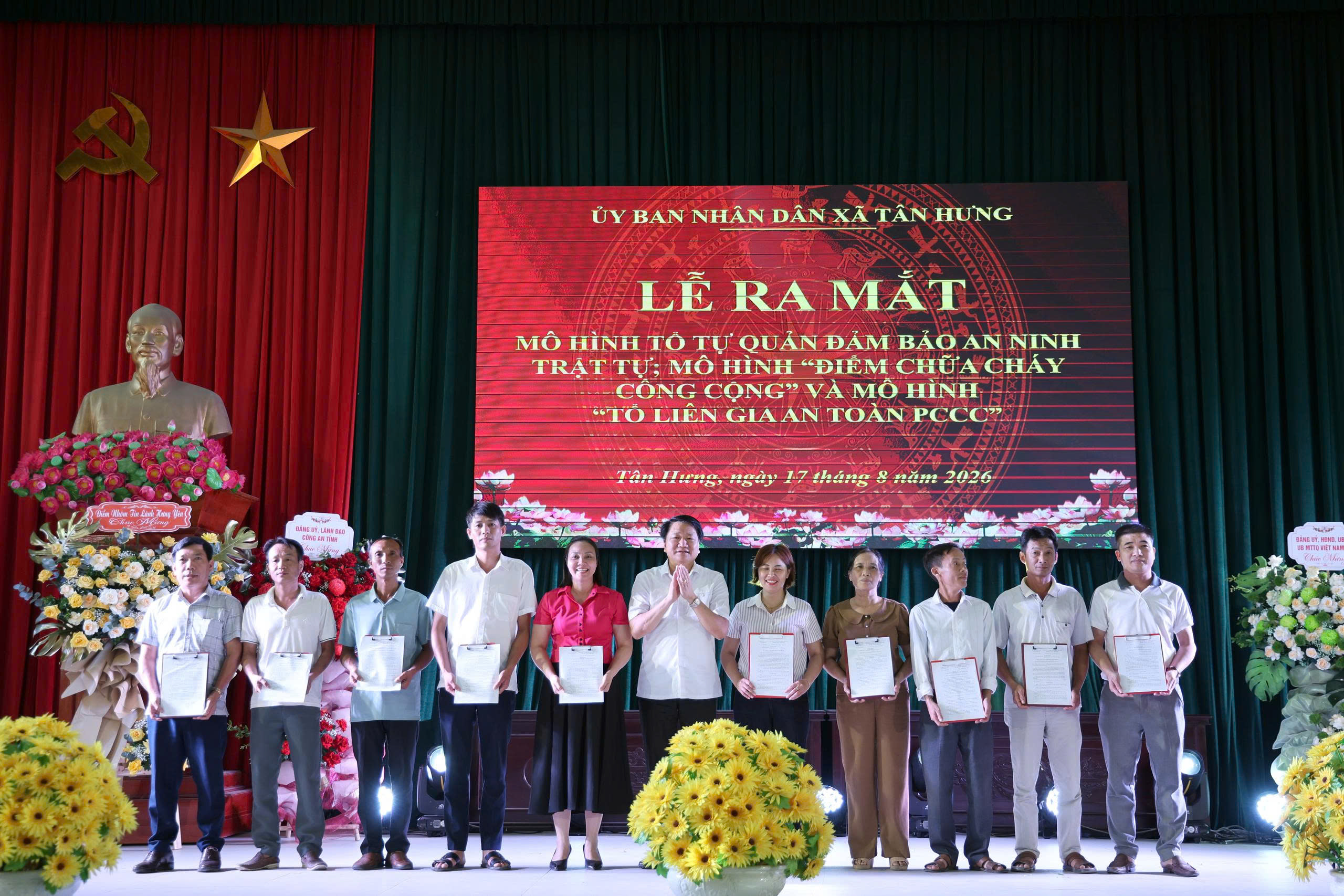 Công an xã Tân Hưng tham mưu Ủy ban nhân dân xã ra mắt mô hình Tổ tự quản đảm bảo An ninh trật tự và phòng cháy, chữa cháy trên địa bàn xã