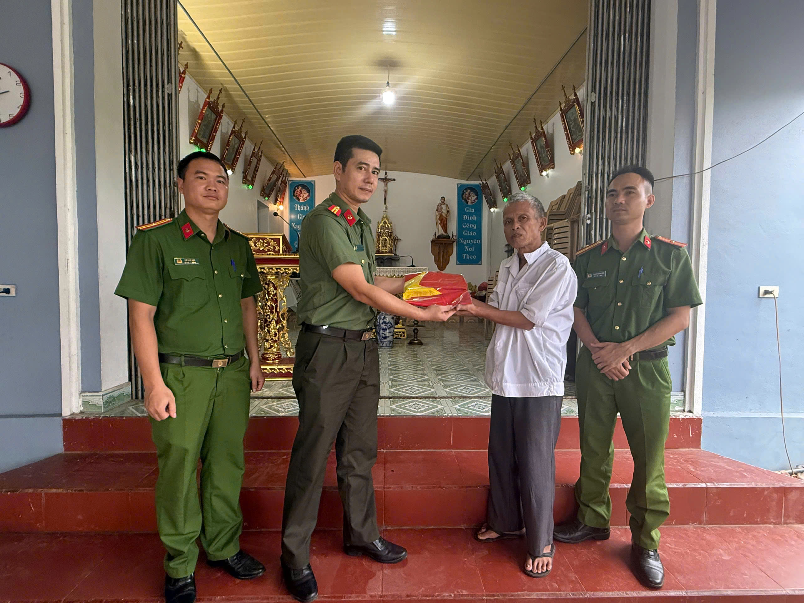 Công an xã Tân Thuận tổ chức gặp gỡ, trao tặng cờ Tổ quốc cho các giáo xứ, giáo họ trên địa bàn xã nhân dịp kỷ niệm 81 năm Ngày Quốc khánh nước Cộng hòa xã hội chủ nghĩa Việt Nam (02/9/1945 - 02/9/2026)