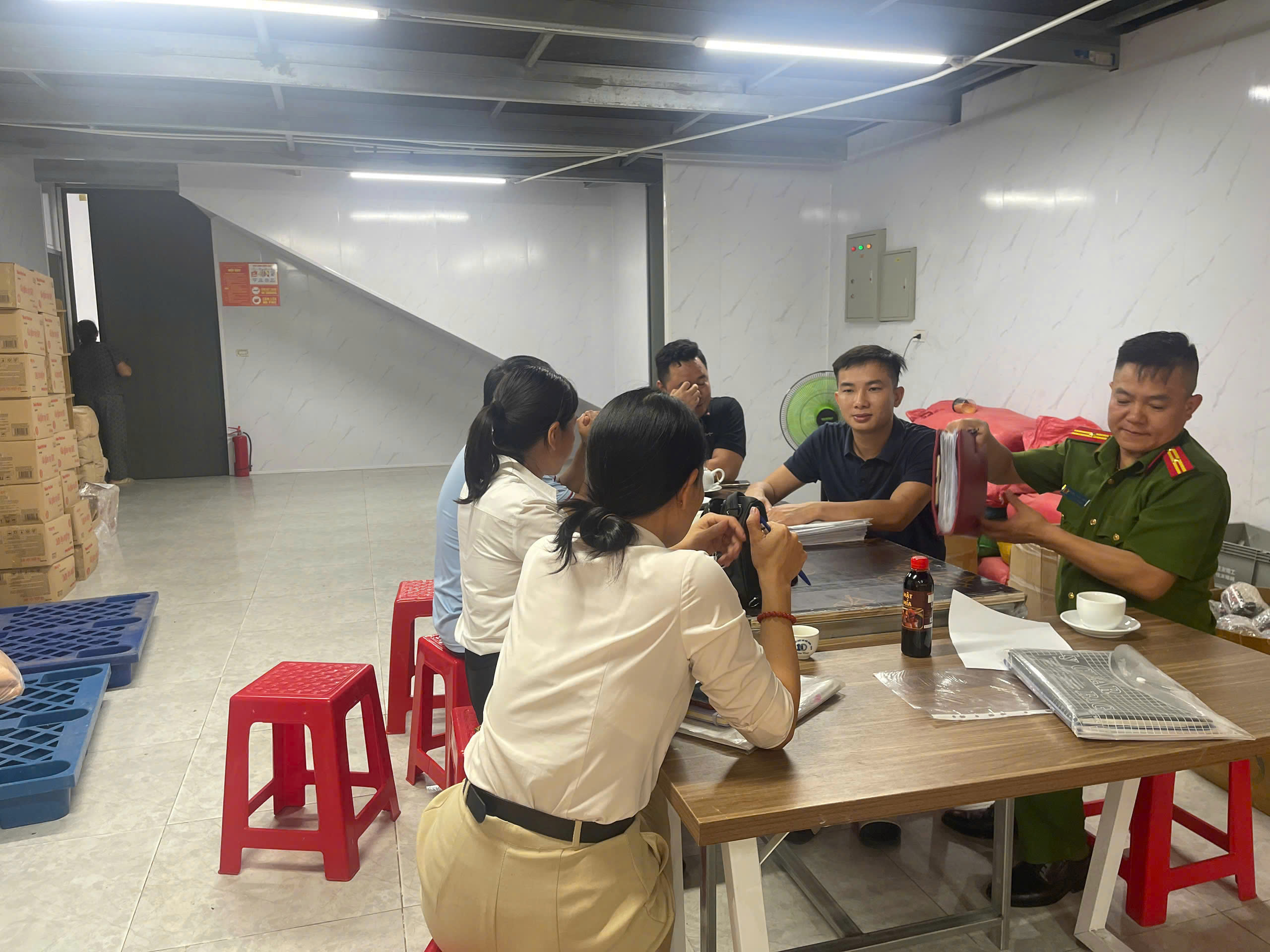 Công an xã Tân Thuận chủ động tham mưu UBND xã thành lập Đoàn kiểm tra liên ngành về lĩnh vực an toàn thực phẩm trước dịp Tết Trung thu