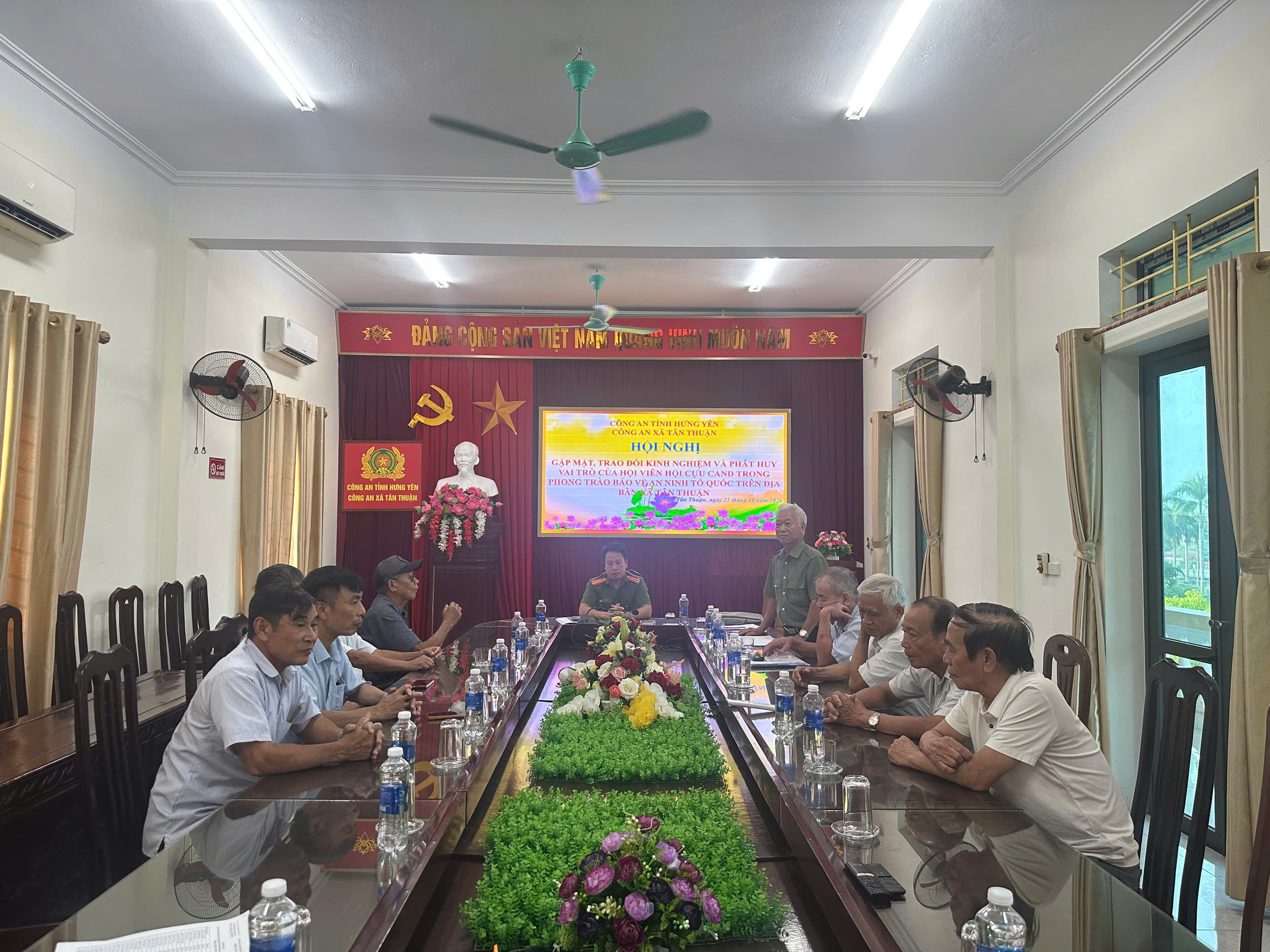 Công an xã Tân Thuận gặp mặt, trao đổi kinh nghiệm, phát huy vai trò Hội viên Hội Cựu Công an nhân dân trong phong trào toàn dân bảo vệ an ninh Tổ quốc