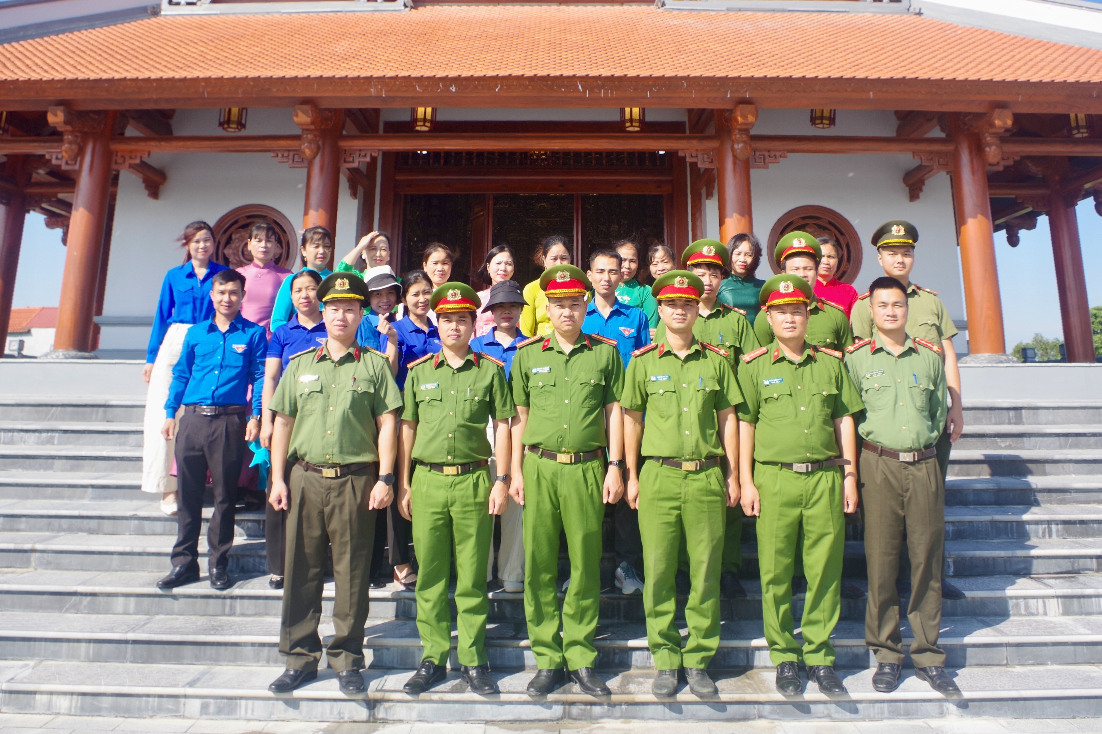 Công an xã Tân Tiến phối hợp với Đoàn TNCS Hồ Chí Minh và Hội Liên hiệp phụ nữ xã dâng hoa, dâng hương tại Khu tưởng niệm Anh hùng liệt sĩ CAND Bùi Thị Cúc