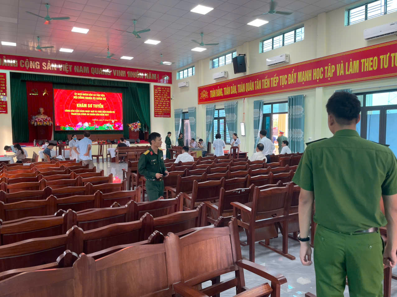 Công an xã Tân Tiến phối hợp bảo đảm an ninh, trật tự khám sơ tuyển nghĩa vụ quân sự và nghĩa vụ tham gia Công an nhân dân năm 2027