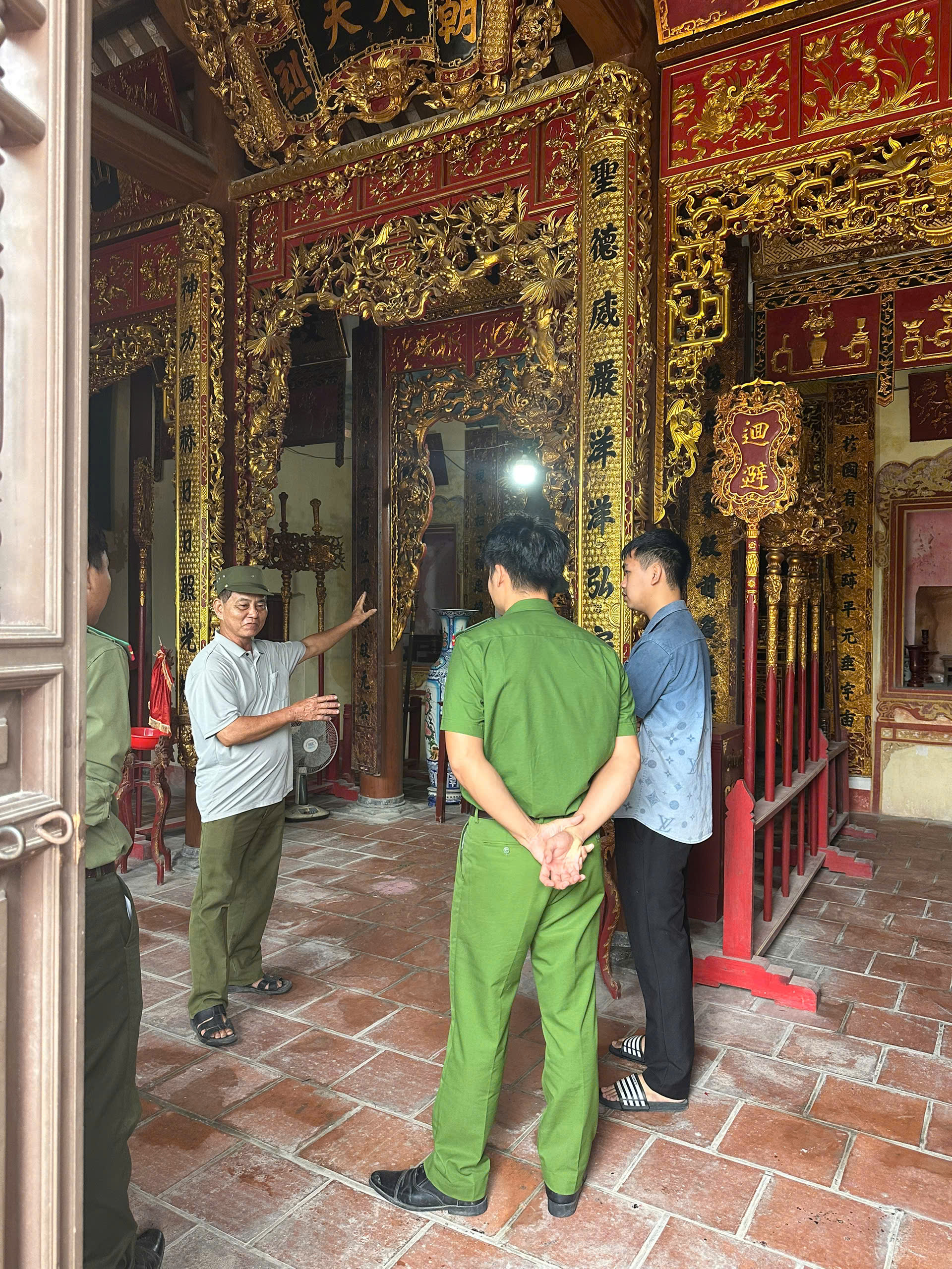 Công an xã Tân Tiến chủ động tuyên truyền, trao đổi với Ban quản lý di tích trước thềm lễ hội Miếu Hòe Thị năm 2026