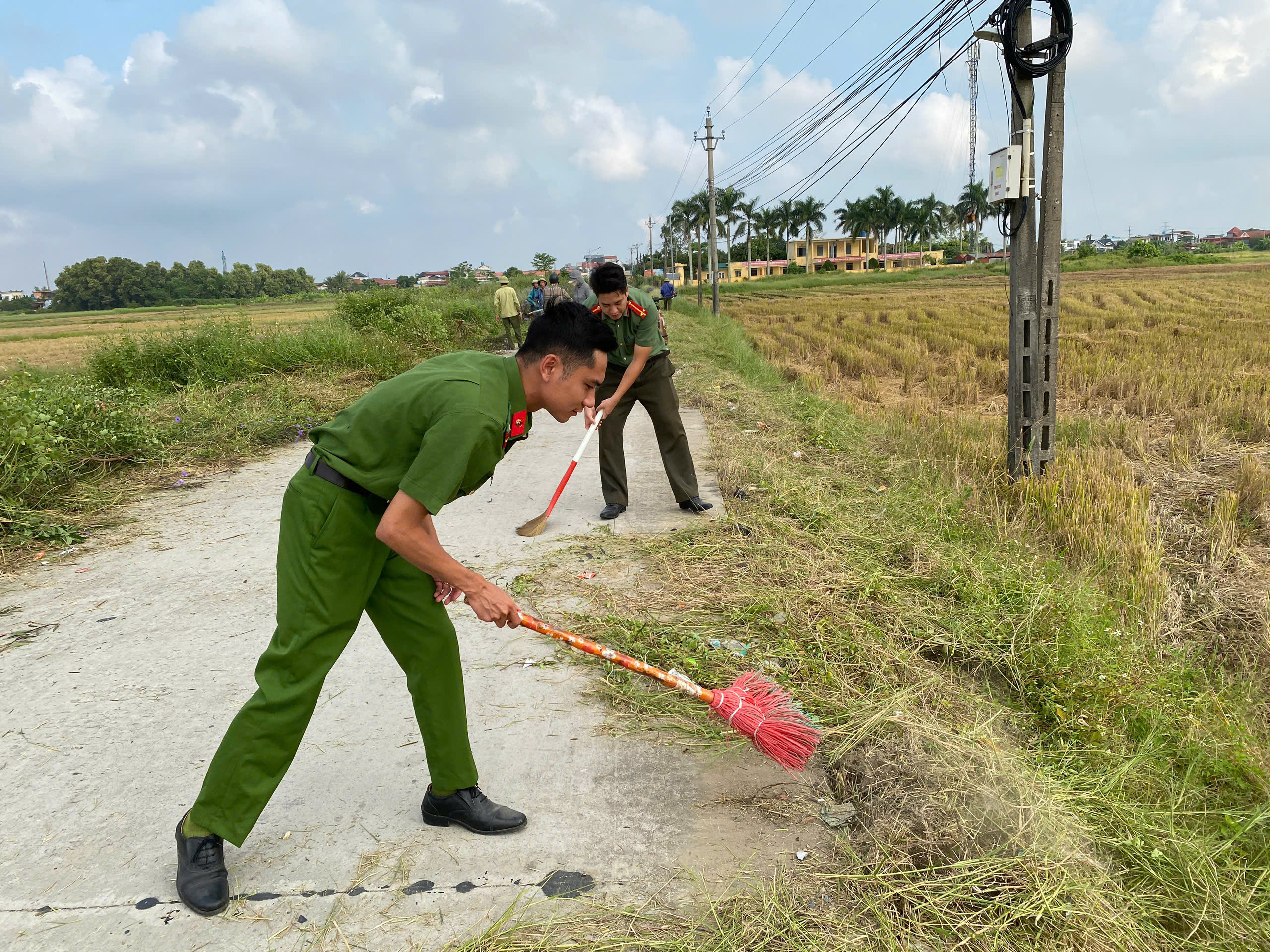 Chi đoàn Công an xã Tây Thái Ninh hưởng ứng phong trào “Ngày Chủ nhật xanh”