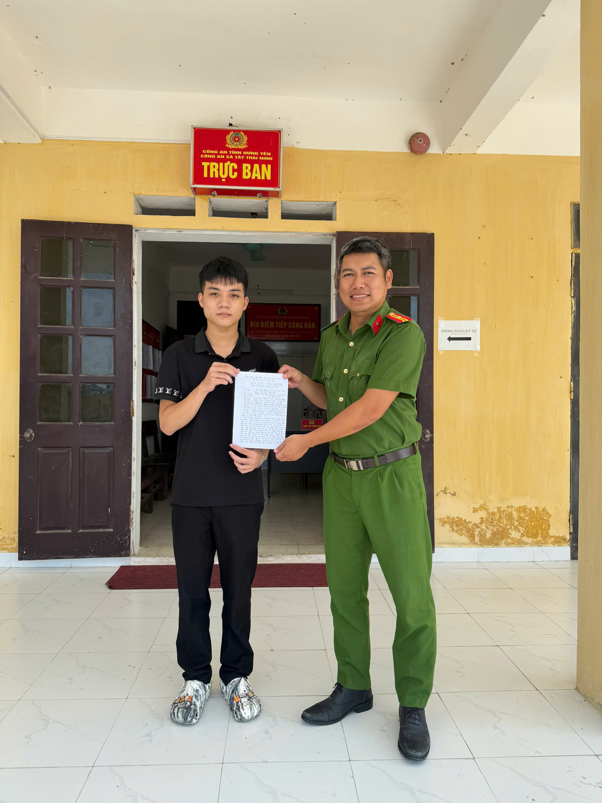Tuổi trẻ xã Tây Thái Ninh viết đơn tình nguyện thực hiện  nghĩa vụ Công an nhân dân.