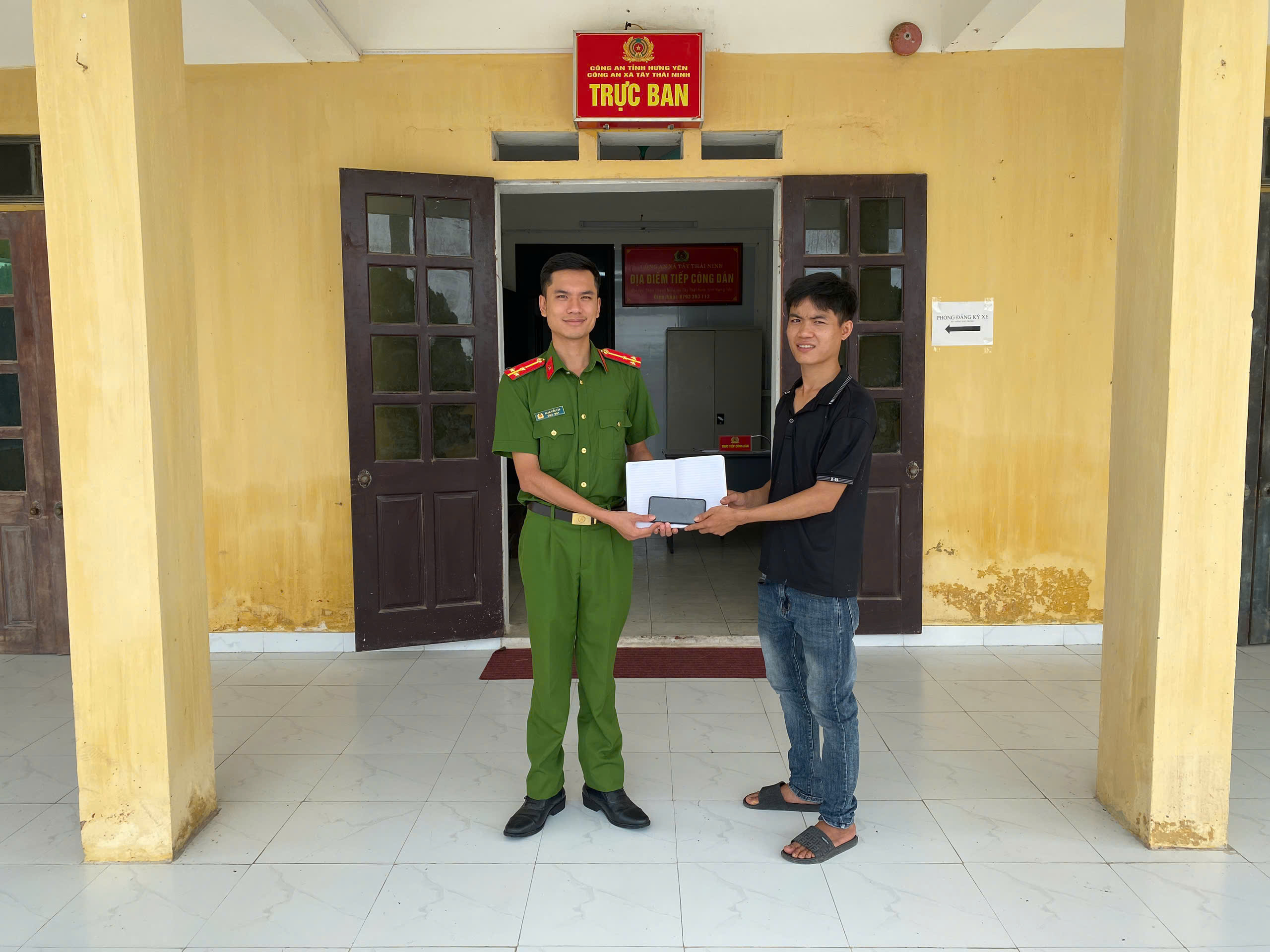 Công an xã Tây Thái Ninh nhanh chóng xác minh, trao trả tài sản cho người dân