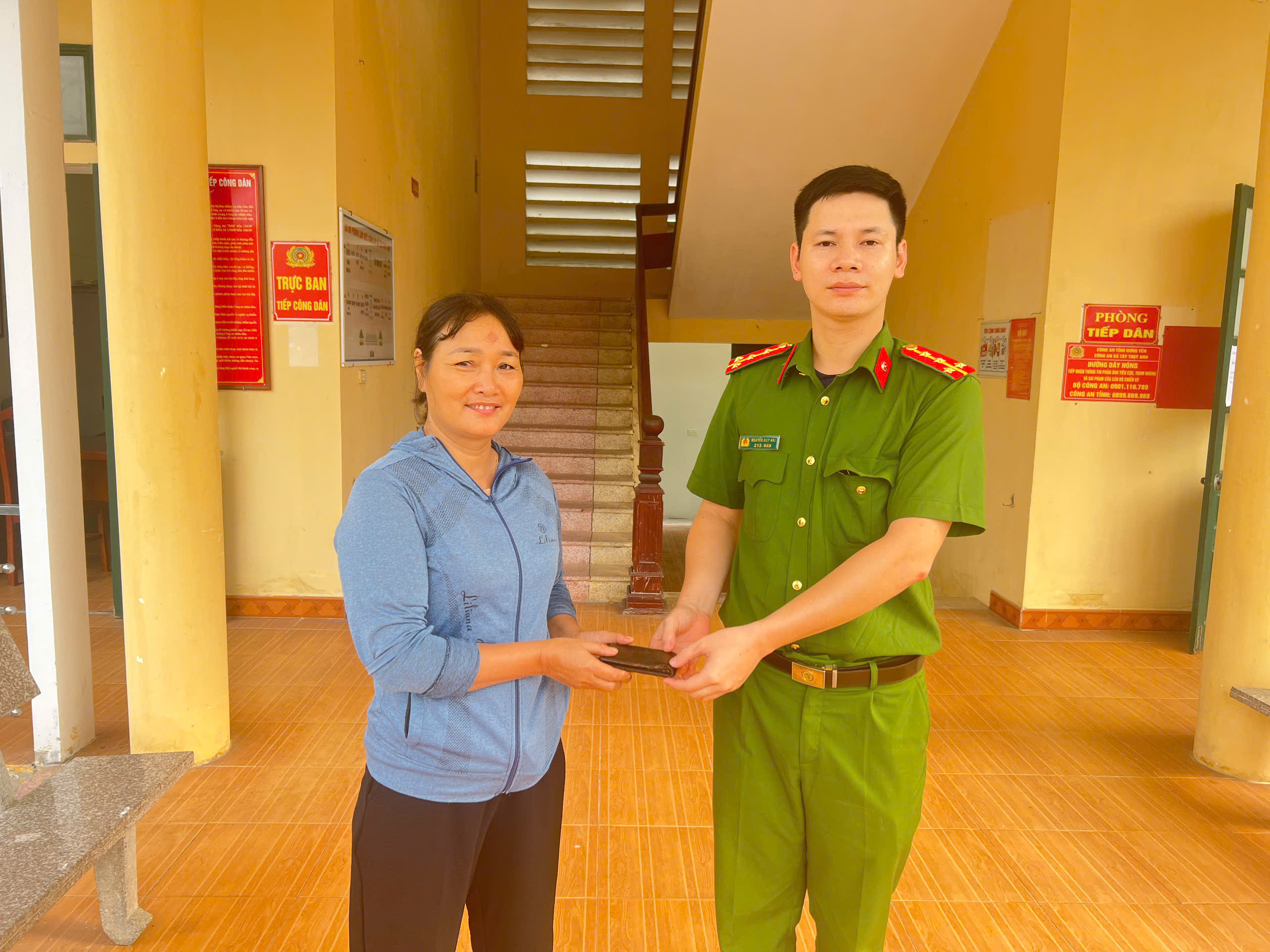 Hai học sinh lớp 7 nhặt được ví tiền, chủ động mang đến Công an xã nhờ trả lại người đánh rơi.
