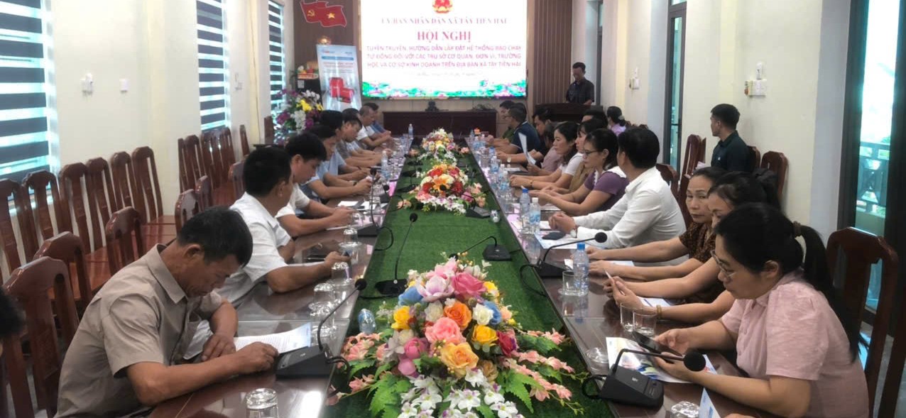 Công an xã Tây Tiền Hải tham mưu triển khai lắp đặt thiết bị truyền tin báo cháy và ứng dụng “báo cháy 114”