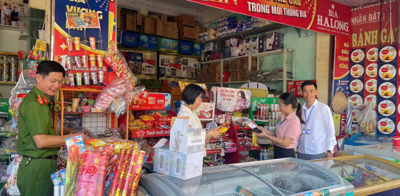 Công an xã Tây Tiền Hải phối hợp kiểm tra an toàn thực phẩm dịp Tết Trung Thu năm 2026