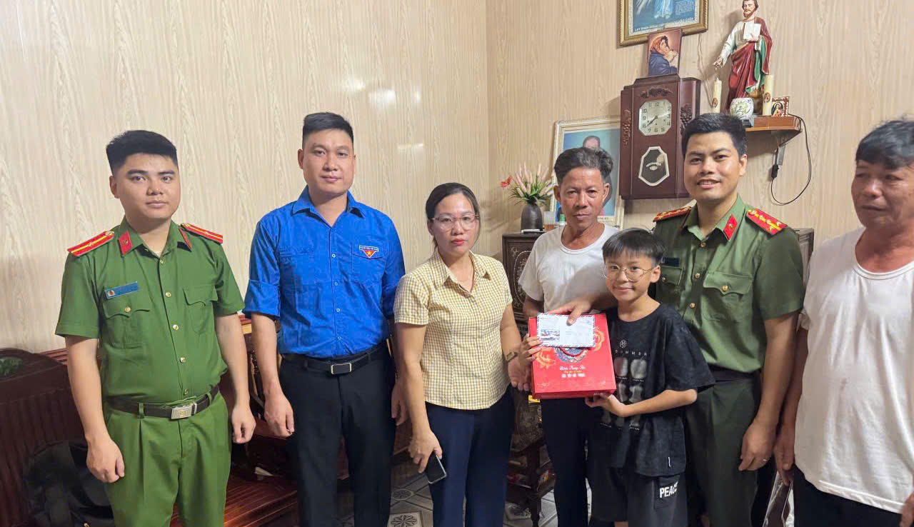 Công an xã Tây Tiền Hải trao quà Trung thu – Gửi gắm yêu thương, tiếp thêm nghị lực