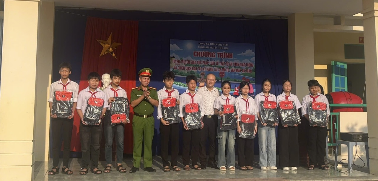 Công an xã Tây Tiền Hải tổ chức đào tạo kỹ năng lái xe an toàn cho học sinh