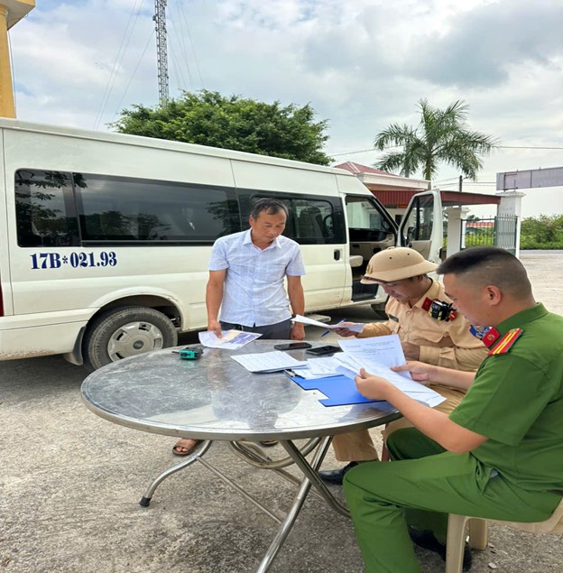 Công an xã Thái Ninh phối hợp Phòng Cảnh sát giao thông Công an tỉnh  triển khai rà soát phương tiện vận tải trên địa bàn xã