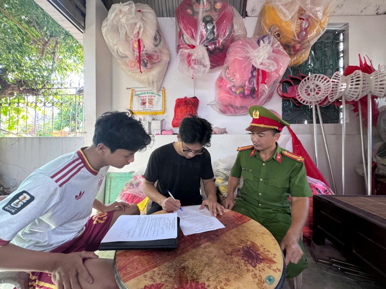 Công an xã Thư Trì tổ chức tuyên truyền, ký cam kết với các chủ cơ sở múa lân tại địa phương