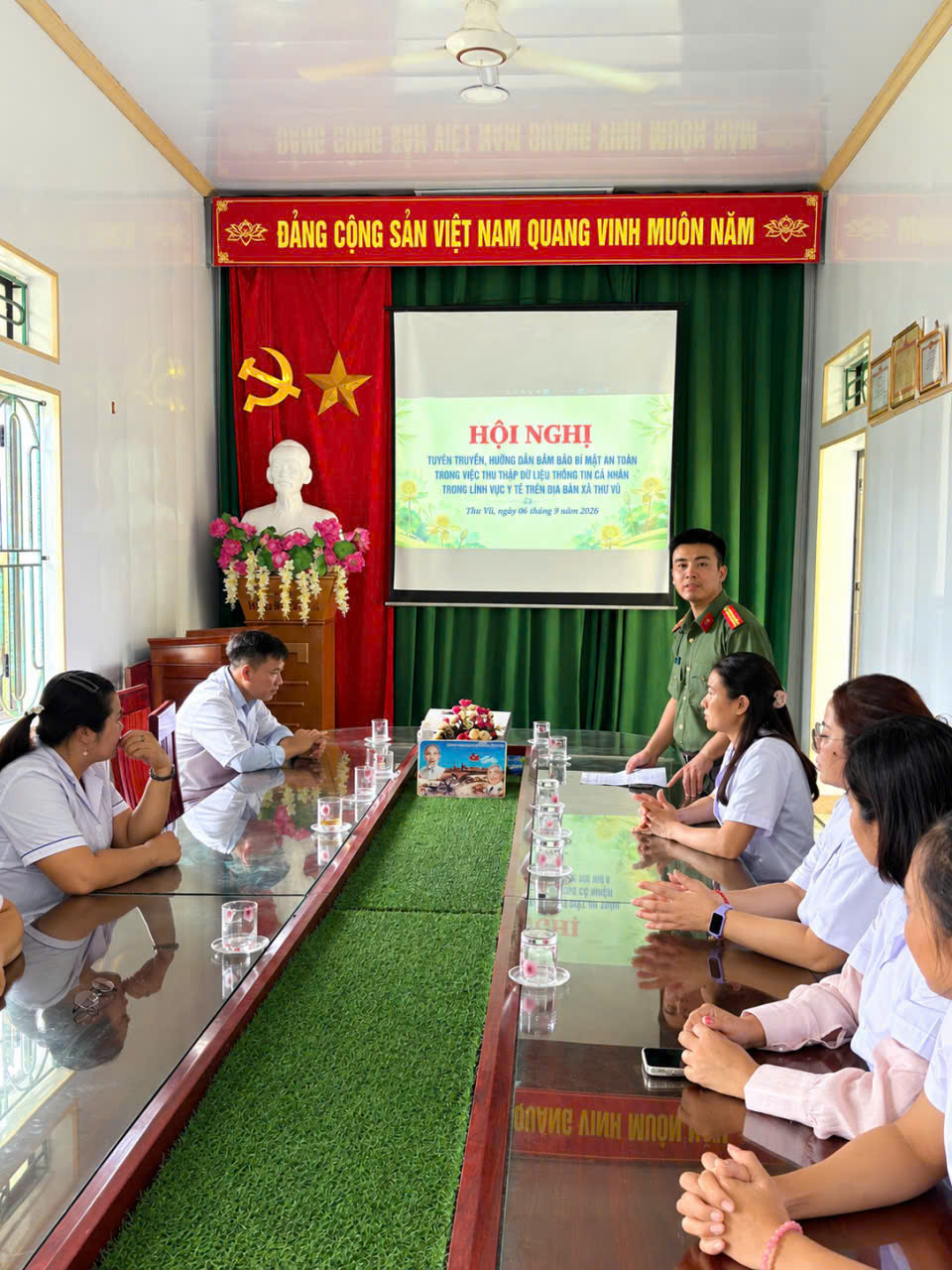 Công an xã Thư Vũ tổ chức tuyên truyền, hướng dẫn đảm bảo bí mật an toàn trong việc thu thập dữ liệu thông tin cá nhân trong lĩnh vực y tế trên địa bàn xã Thư Vũ.