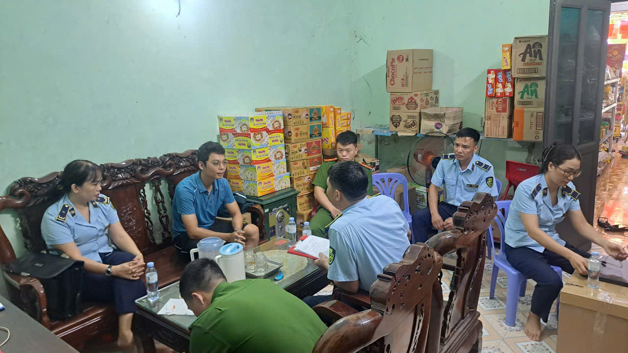 Công an xã Thư Vũ phối hợp kiểm tra, xử lý vi phạm về lĩnh vực đảm bảo vệ sinh an toàn thực phẩm dịp Trung thu năm 2026.