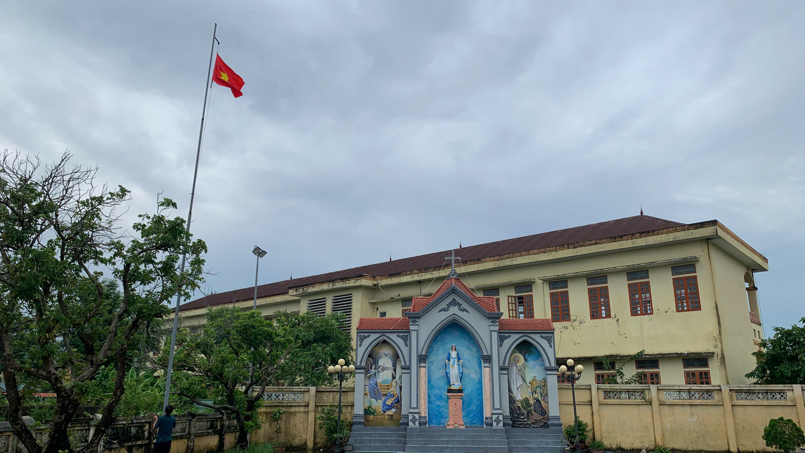 Công an xã Thư Vũ tặng cờ Tổ Quốc cho các Giáo xứ, Giáo họ trên địa bàn xã dịp Quốc khánh 2/9.