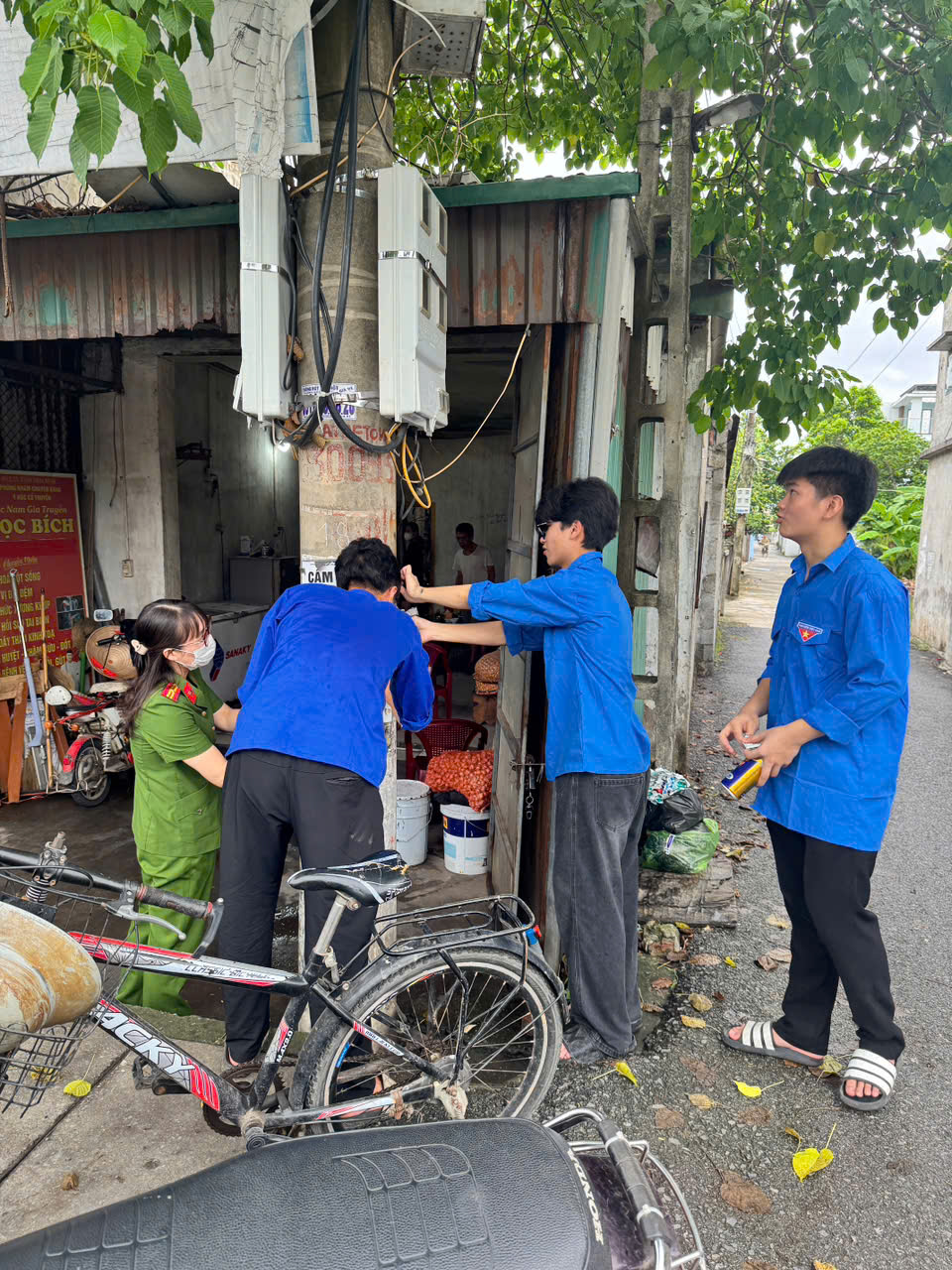 Công an xã Thư Vũ ra quân bóc xoá, xử lý quảng cáo “tín dụng đen” dán trên bờ tường, cột điện, cây xanh dọc các tuyến đường trên địa bàn xã