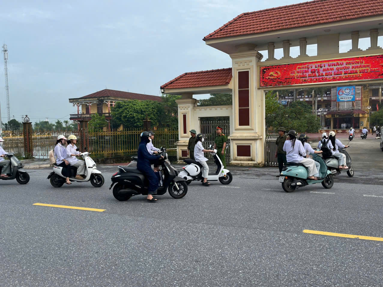 CÔNG AN XÃ THỤY ANH BẢO ĐẢM AN NINH, TRẬT TỰ, AN TOÀN GIAO THÔNG TRONG NGÀY TỰU TRƯỜNG THPT TÂY THỤY ANH