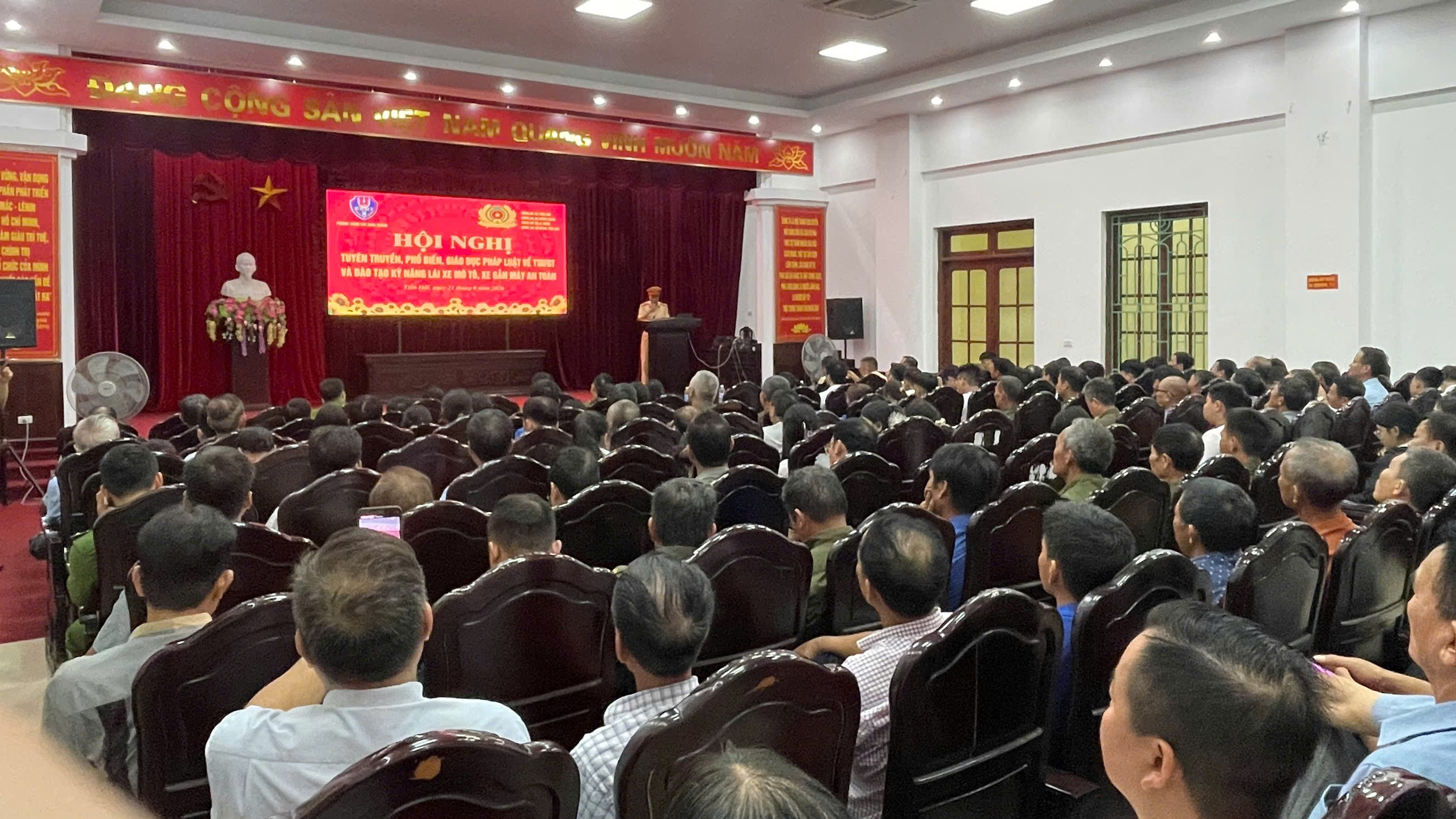 Công an xã Tiền Hải phối hợp tuyên truyền, phổ biến giáo dục về trật tự an toàn giao thông và hướng dẫn kỹ năng lái xe mô tô, xe gắn máy an toàn