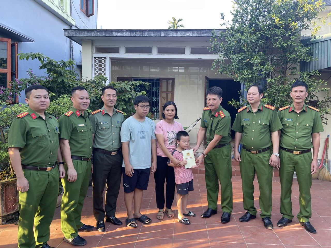 Công an xã Tiền Hải thăm hỏi, động viên gia đình cán bộ, chiến sĩ dịp năm học mới