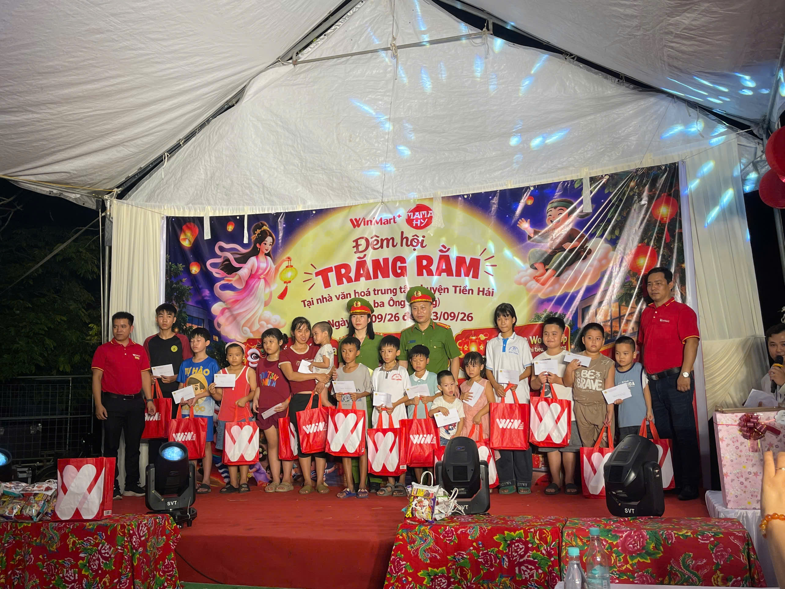 Công an xã Tiền Hải trao quà cho 15 cháu thiếu nhi có hoàn cảnh khó khăn tại địa bàn nhân dịp tết trung thu