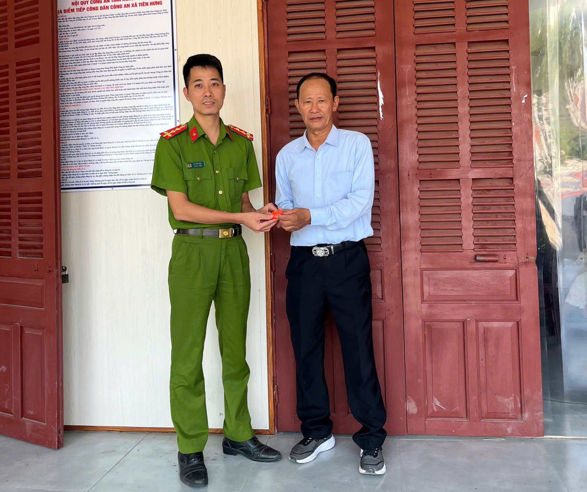 Công an xã Tiên Hưng Nhanh chóng xác minh, trả lài tài sản cho người đánh rơi