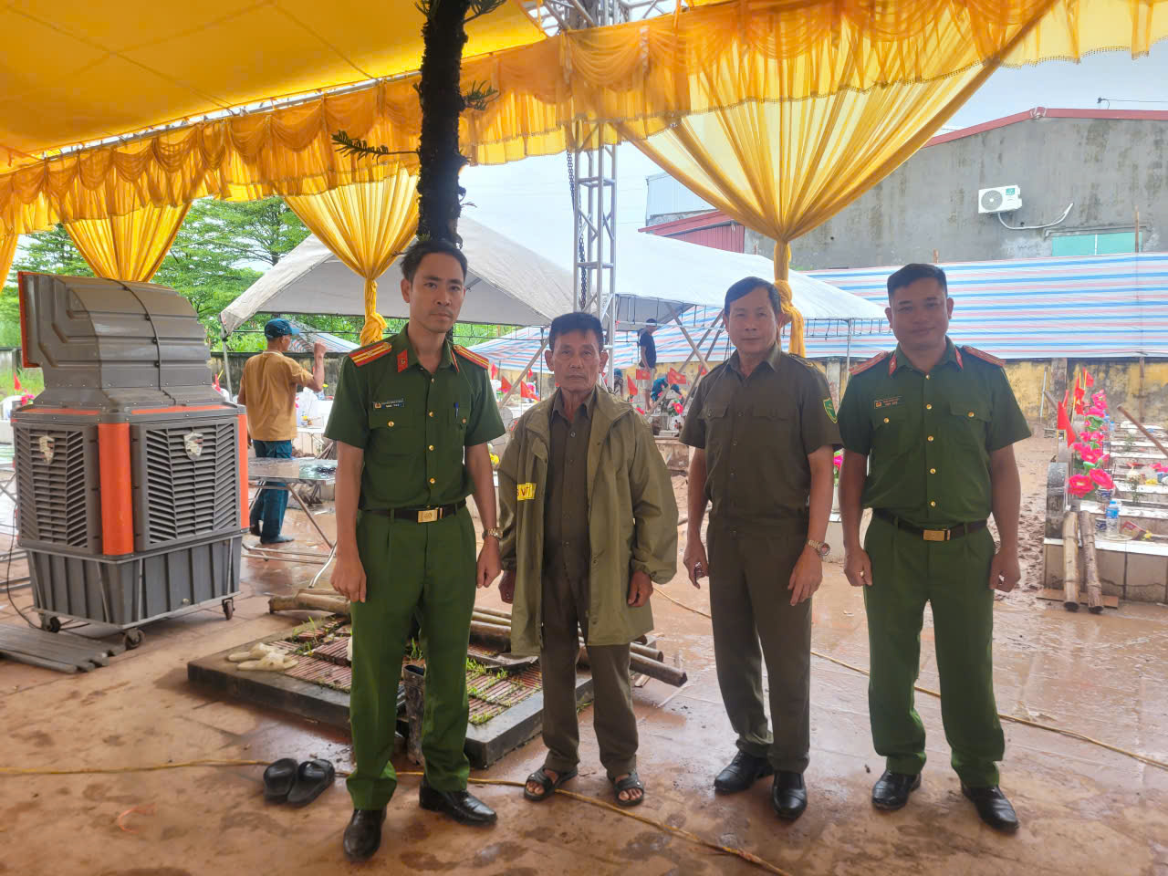 Công an xã Tiên La triển khai bảo đảm an ninh, trật tự trong thời gian thực hiện lấy mẫu hài cốt liệt sĩ tại nghĩa trang liệt sĩ xã Tiên La